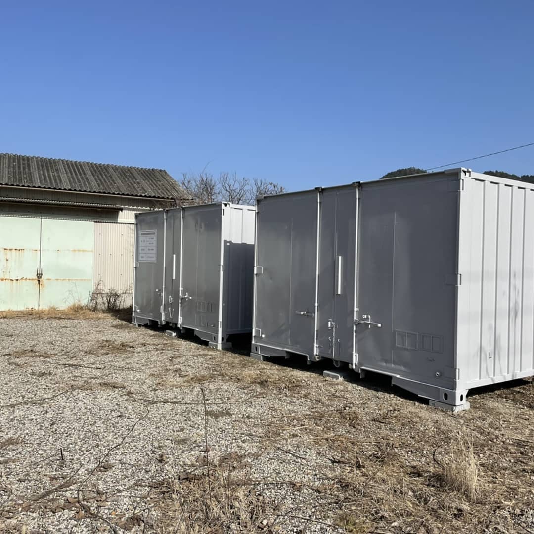 岐阜県美濃市！S株式会社様ありがとうございました。12ft、JRコンテナにオプションで塗装したものになります。産業廃棄物の保管場所にご使用になられます。コンテナは頑丈な作りなので、様々な目的に利用可能です！①ﾐﾆｺﾝﾃﾅ、6ft、10ft、12ft、20ft、40ft②中古、新品③コンテナのサイズ変更④窓、ドア、シャッター、換気扇等の取り付け⑤コンテナハウス作成⑥コンテナ連結お問い合わせはDMかお電話にてお待ちしております️　　蟹江展示場　愛知県海部郡蟹江町大字　蟹江新田道西66不在の場合も御座いますので、ご来店の際は、前もって電話予約の方お願い致します。090-3556-1000 担当 近藤までお問い 合わせ下さい！#ありがとう#感謝#岐阜県#美濃市#コンテナ#コンテナハウス#小屋#ガレージ#倉庫#物置#プレハブ#ガレージ#diy#土場#中古コンテナ#バイクガレージ にも！#趣味部屋#秘密基地 のベースコンテに