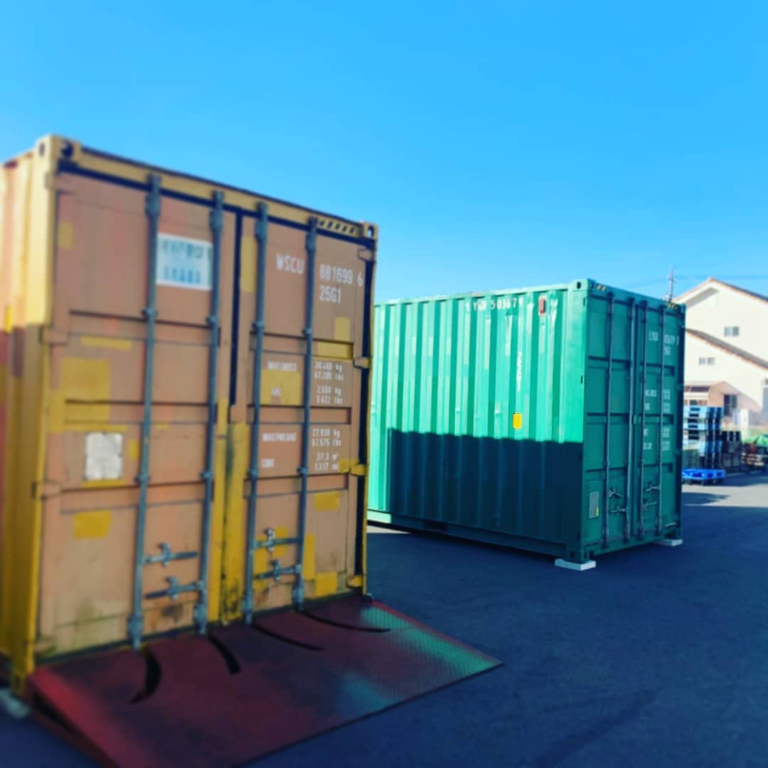 静岡県浜松市！20フィートハイキューブコンテナ（背高）「O様」有り難うございました自動車のエンジンヘッドカバーを作る会社様へ、先日２台目の納品です。コンテナ内にフォークリフトでパレットを出し入れするので、内寸の高さが2.7mあるハイキューブコンテナをお選び頂きました。左手前のコンテナはスロープをセッティングさせて頂き、フォークリフトがそのまま中に入ることが出来ます。スロープも販売しておりますので、コンテナカスタム等含めお問い合わせはDMかお電話にてお願いしております。　　　蟹江展示場　　愛知県海部郡蟹江町　　大字蟹江新田道西66一組ずつのご案内となり、不在の場合も御座いますので、お越しの際はあらかじめ、電話予約にてお願い致します。090-3556-1000 コンテナジョニー近藤#ありがとう#感謝#静岡県#浜松市#コンテナ#コンテナガレージ#倉庫 に人気#小屋 に人気#物置 に人気#車#車好き#バイク好き#diy#世田谷ベース 風#所ジョージ#隠れ家 のベースコンテナに#秘密基地 作りにどうですか#yokapint #777hayato さんのアイアン雑貨#コンテナジョニー#ジョニーグループ#全国 納品します