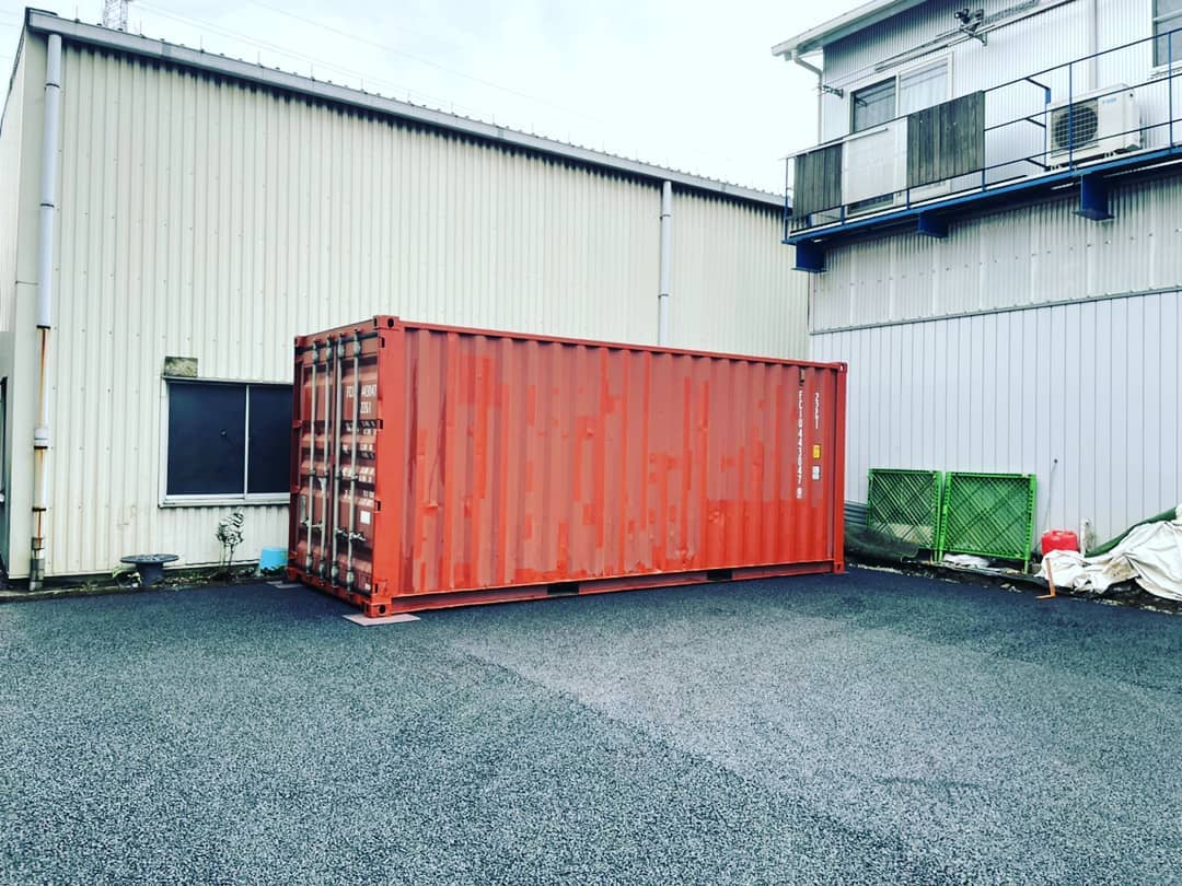 埼玉県川口市️本日の設置になります。　「(株)A様」ありがとうございました20フィート（高さ約2.6mタイプ）激選のスタンダード中古コンテナ️中古コンテナは、全国的に製造から１５年～20年経過したコンテナが主流です！新品コンテナに比べると、ヘコミやサビ、ヤレ感などコンテナの個体により様々で、年期の入り方は様々で同じものは一つもありません️#古着好き #旧車好き #ヴィンテージ #かぶりたくない #あじ海上コンテナは海の輸送に使われる物なので、必要時期にメンテナンスすれば、長～～～いことご使用になれます。必要無くなれば、リユースも可能です！お仕事の道具や機械など、収納力抜群です！（中に棚とか造作すれば沢山詰め込めます）　　　コンテナカスタム①ドア、窓、シャッター、換気扇、　通気孔、取り付け②お好みの色に塗装③店舗（ネイルサロン、美容院、テイクアウトショップなど・・）や、趣味部屋、隠れ家、家族が増えたから、はなれとしてのお部屋としてのコンテナハウス④コンテナを短くしたり、２台３台４台繋げたり（料金かなり上がっちゃいますが！やっぱり海上コンテナで️と言う方にオススメです）お客様のアイデアで色んな事が楽しめます️★海上コンテナを使用して、建築確認申請もお取りできます（諸条件有り）お問い合わせはDMかお電話にてお願い致します。★DMからのお客様～お名前頂戴頂けると有りがたいでーす️　　　　　　蟹江展示場　　　　　愛知県海部郡蟹江町　　　　　大字蟹江新田道西66090-3556-1000　担当　近藤までお願い致します️#ありがとう#感謝#仲間#埼玉県#川口市#縁#倉庫#物置#小屋#コンテナ#コンテナガレージ#コンテナハウス のベースコンテナにもなります#安いコンテは安い意味があります#