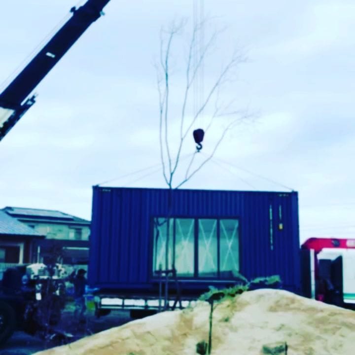 愛知県安城市️@k.kunihiro 様、ありがとうございました外溝デザインのお仕事をされているお客様のBESSの家、ご自身で手掛けた素敵なお庭！そこに熱望されていたコンテナが良い感じに鎮座しましたgoldhillsさんの手掛ける素敵なお庭！これからお庭のリメイクや新築のお住まいなどのエクステリア工事をご検討中の方、@k.kunihiro 様にお問い合わせ下さいませ️コンテナのお値段、カスタムなどのお問い合わせは、DMかお電話にてお願い致します️　　　　蟹江展示場愛知県海部郡蟹江町大字蟹江新田道西66ご来店は予約制で、一組ずつのご案内となります。お電話にて、ご希望日時のご予約を賜っております。090-3556-1000 近藤までお気軽にお電話下さいませ#ありがとう#感謝#ご縁#愛知県#安城市#bessの家#bessの暮らし#bessオーナーの暮らし@goldhills さんのエクステリア#外溝デザイン#ステイホーム#釣り好き#焚き火#小屋#物置#倉庫#コンテナ#ガレージ#コンテナガレージ#新築#マイホーム#一戸建て#ガルバリウム#アメリカンフェンス#コンテナジョニー#ジョニーグループ#yokapaint さんのスプレーアート#777hayato さんのアイアン雑貨#アニキ ありがとう