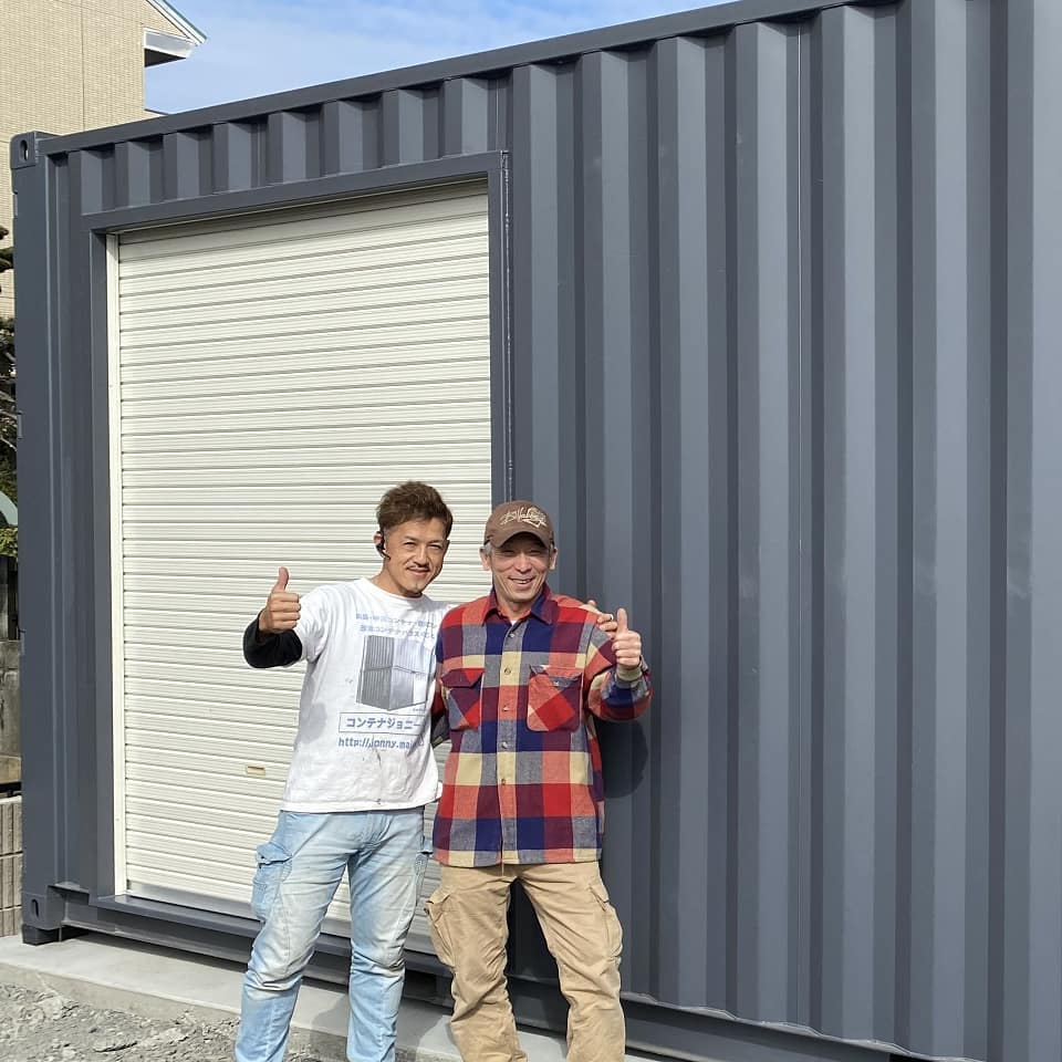 愛知県一宮市️本日の納品になります。K様有り難う御座いましたご近所の富士宮焼きそば「マルキ」さんで、ご馳走になり最っ高に旨かったっす（運転無かったら呑みたかったなぁw）コンテナにご趣味のバイクを入れたり#フライフィッシング の道具を入れたり薫製部屋をお造りになられるそうです。新築のお住まいもこれからとの事です。完成後のご家族皆様の笑顔を想像するとたまりません️（完成は夏くらいとの事で、ご自慢のウッドデッキの前でBBQ誘って下さいね🤤）シャッター、窓、ドア取付けやコンテナでお店にしたり、趣味部屋等の離れを作ったり、コンテナを利用してお客様のアイデアで色々楽しめちゃいます。また、コンテナは災害にも強く、火災で燃え広がることもありません。コンテナの設置時間は「ポン」と置くだけなら、３０分程で設置が終わります。必要なくなれば、リユースも出来ます。お見積もり等のお問い合わせはDMか090-3556-1000近藤までお問い合わせ下さい️　　　　　　　　蟹江展示場　　愛知県海部郡蟹江町大字　　蟹江新田道西66こちらにお越しの際は来店の予約状況をお電話にて090-3556-1000受け付けております。お気軽にお問い合わせ下さい️#ありがとう#ご縁#感謝#家族#愛知県#一宮市#モンキー#バイク好き#車好き#小屋#薫製 小屋#物置#プレハブ#ガレージ#バイクガレージ#コンテナ#コンテナハウス#新築#一戸建て#マイホーム#バイクいじり#釣り好き#世田谷ベース 的#秘密基地#趣味部屋#コンテナジョニー#yokapait さんのスプレーアート#777hayato さんのアイアン雑貨#diy
