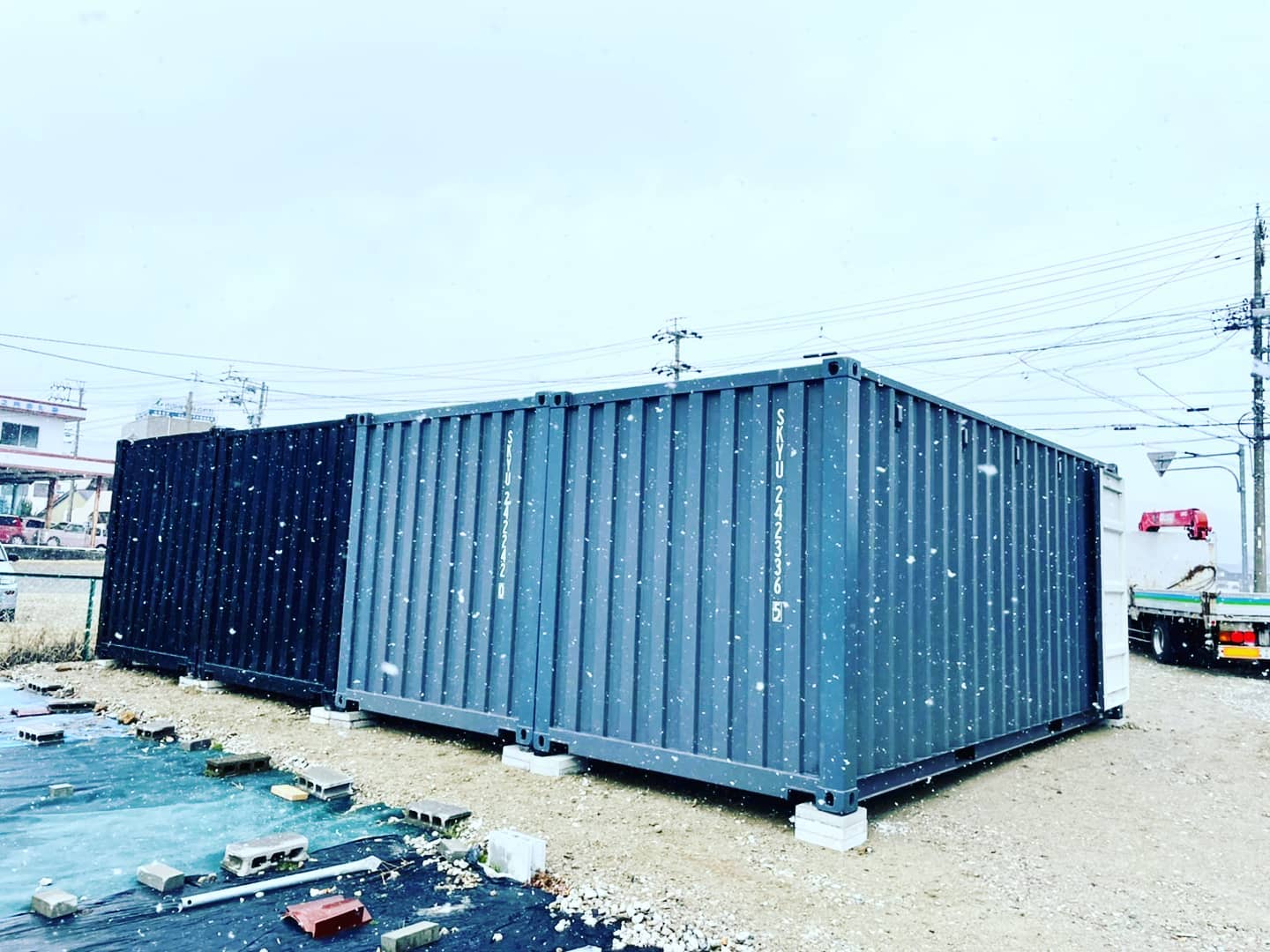 愛知県小牧市「(株)J様」「(株)R様」有り難う御座いました敷地内で20ft中古２台を横移動し、そのあとに、20ftスタンダードコンテナ人気のスレートグレーを２台納品設置させて頂きました。今日は生憎の雪だったんで一旦コンテナの外に出していたお荷物を入り口側で早速お入れになっていたので本日はコンテナ後ろ側のみの設置写真となります今回の様に、以前設置して、コンテナ位置を変えたい場合は、スペースさえあれば意外とすんなり移動出来ます。「コンテナが必要なくなった！」「買い取って欲しい！」要らなくなればリユースも出来るので弊社にて買取も可能となります。また、コンテナに窓やドア、シャッターの取り付けや「コンテナでお店をやりたい！」とか「コンテナで離れを作りたい！」などのお問い合わせも増えております。海上コンテナを利用して「建築確認申請」をお取りすることも可能です。（諸条件ｱﾘ）コンテナカスタムのご依頼はDMか090-3556-1000 近藤までご連絡下さい。　　　　　蟹江展示場愛知県海部郡蟹江町大字蟹江新田道西66こちらにお越しの際は前予約を賜っております。お手数ですが、お電話にて予約状況をご確認下さい。宜しくお願い致します️090-3556-1000　近藤#ありがとう#感謝#ご縁#愛知県#小牧市#小屋#倉庫#物置#資材置場#土場#コンテナ#コンテナハウス#ガレージ#バイク好き#車好き#新築 に増えてます#マイホーム に増えてます#一戸建て に増えてます#レンタル します#全国 納品します#777hayato さんのアイアン雑貨#yokapaint さんのスプレーアート#diy のベースコンテナに#世田谷ベース 的 #所ジョージ#秘密基地#隠れ家 造りに#コンテナジョニー#ジョニーグループ#アニキ ありがとう