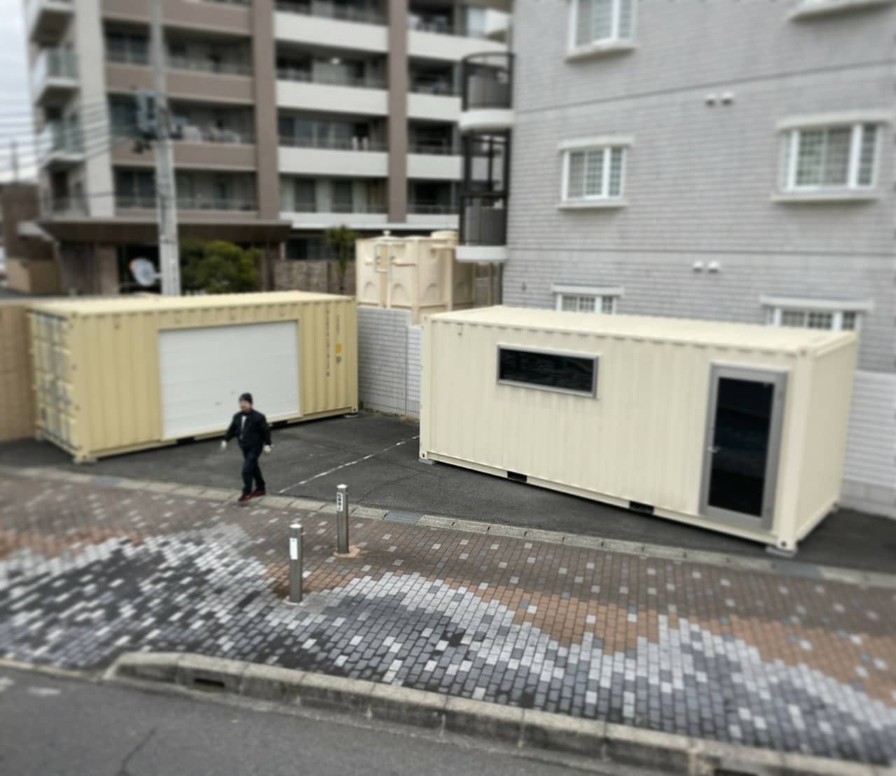 愛知県知多市️K様２台目のお買い上げ有り難うございました前回の1台目は、シャッター付きのコンテナを2台目は店舗ドアとFIXを取り付けたものを本日午前中に納品させて頂きました。窓、ドア、シャッター、換気扇、通気孔、等の取り付けのご依頼はかなり人気です。また、コンテナで「お店」「ガレージ」「お部屋（離れ）」など、建築確認申請も海上コンテナで申請可能です（諸条件ｱﾘ）お問い合わせはDMか090-3556-1000 近藤までお問い合わせ下さい️　　　　蟹江展示場愛知県海部郡蟹江町大字蟹江新田道西66こちらにお越しの際は来店予約をお電話にて賜っております。お手数ですが090-3556-1000 近藤まで予約状況をご確認下さい️#ありがとう#感謝#愛知県 #知多市#コンテナ#ガレージ#小屋#倉庫#物置#一戸建て#マイホーム#注文住宅#人気#隠れ家#世田谷ベース#所ジョージ#777hayato さんのアイアン雑貨️#yokapaint さんのスプレーアート#diy#バイク のガレージに#バイク好き#車好き#コンテナハウス 作ります#コンテナジョニー#ジョニーグループ#アニキ ありがとう#海上コンテナ#コンテナハウス#全国 設置します。人気です