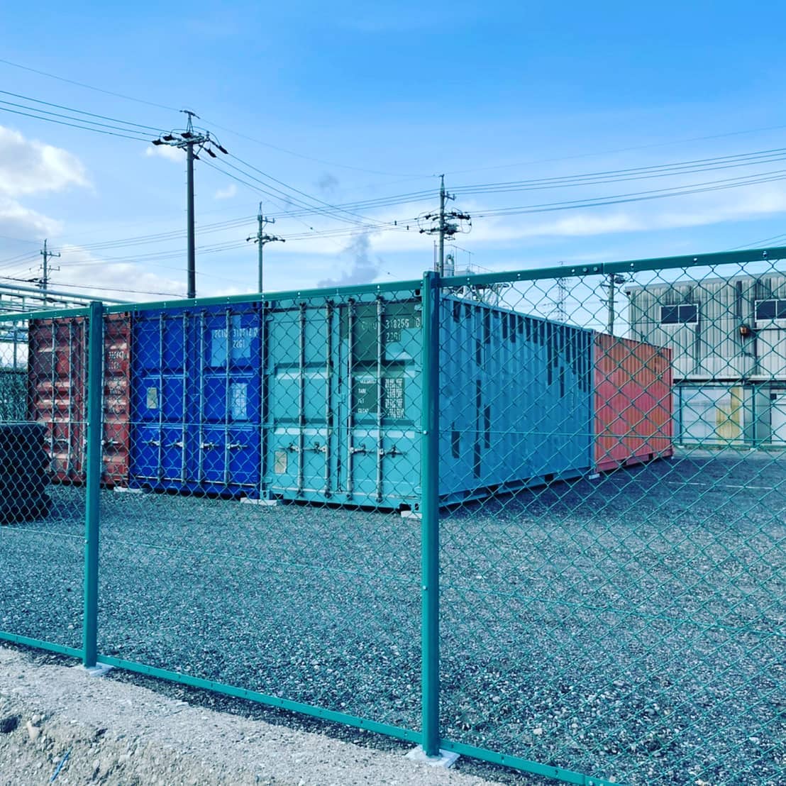 愛知県みよし市️Yリトレッド(株)さま有り難う御座いました先日に引き続き20フィートスタンダードコンテナ中古３台の追加納品になります。スロープがあるとフォークリフトもそのまま入れて便利ですね️海上コンテナはスチール（鉄）製なので、中に入れた物が万が一火災を起こしても、外に燃え広がりにくいですし台風や地震にも強いので防災倉庫としても利用されております。コンテナをこのままの状態で使用するか、お好みでコンテナカスタムをするかコンテナには「夢」がギュッと詰められますコンテナカスタムやお見積もりのご依頼はDMか090-3556-1000 近藤までお問い合わせ下さい️　　蟹江展示場愛知県海部郡蟹江町大字蟹江新田道西66ご来店の際はお手数ですがお電話にて前予約をお願い致します。（一組ずつのご案内となり、当方不在の場合も御座いますので）090-3556-1000 近藤まで️#ありがとう#感謝#ご縁#コロナに負けるな#愛知県#みよし市 #倉庫#小屋#物置#コンテナ#コンテナハウス#海上コンテナ#縁の下の力持ち#diy#全国 納品します#車好き#バイク好き#世田谷ベース 風#所ジョージ#秘密基地#隠れ家#わくわく#コンテナジョニー#ジョニーグループ#アニキ ありがとう#中古コンテナ