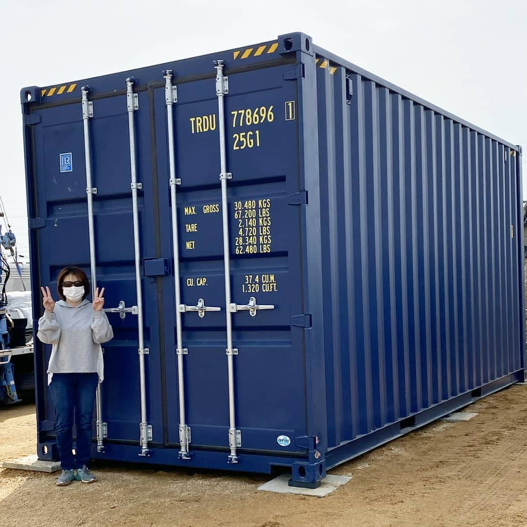 山口県宇部市️前回に20フィートハイキューブコンテナグレーをご購入頂き、今回はお仕事用に20フィートハイキューブコンテナネイビーをお買い上げ頂きました。「N様」有り難う御座いました綺麗な奥様も同伴で、設置のお手伝いまでして頂き感謝感激です️（お写真は私が取り忘れてしまい、後からN様に送って頂いたものです！美人の奥様とN様の顔出しNGが残念です）コンテナはこのまま倉庫としてのご利用や、窓、ドア、シャッター、内装、断熱材、コンテナを2台３台4台と繋いで中をお店や、お部屋にしたり。アイデア次第で様々な形態でご利用になれます。コンテナカスタムなどお問い合わせはDMか090-3556-1000 担当 近藤までお問い合わせ下さい。　　　　蟹江展示場愛知県海部郡蟹江町大字蟹江新田道西66こちらにお越しの際はお手数ですが、お電話にて来店予約をお願いしております。（不在の場合も御座いますので）090-3556-1000 担当 近藤️#ありがとう#感謝#ご縁#山口県#宇部市#倉庫#小屋#物置#新築 に増えてます#一戸建て に増えてます#マイホーム に増えてます#ガルバリウム にもお似合いです#コンテナ#コンテナハウス#海上コンテナ#ガレージ#バイク好き#車好き#diy#中古コンテナ ありますり#ライフスタイル#yokapaint さんのスプレーアートお洒落#777hayto さんのアイアン雑貨️人気#世田谷ベース#所ジョージ#アニキ ありがとう#コンテナジョニー#ジョニーグループ