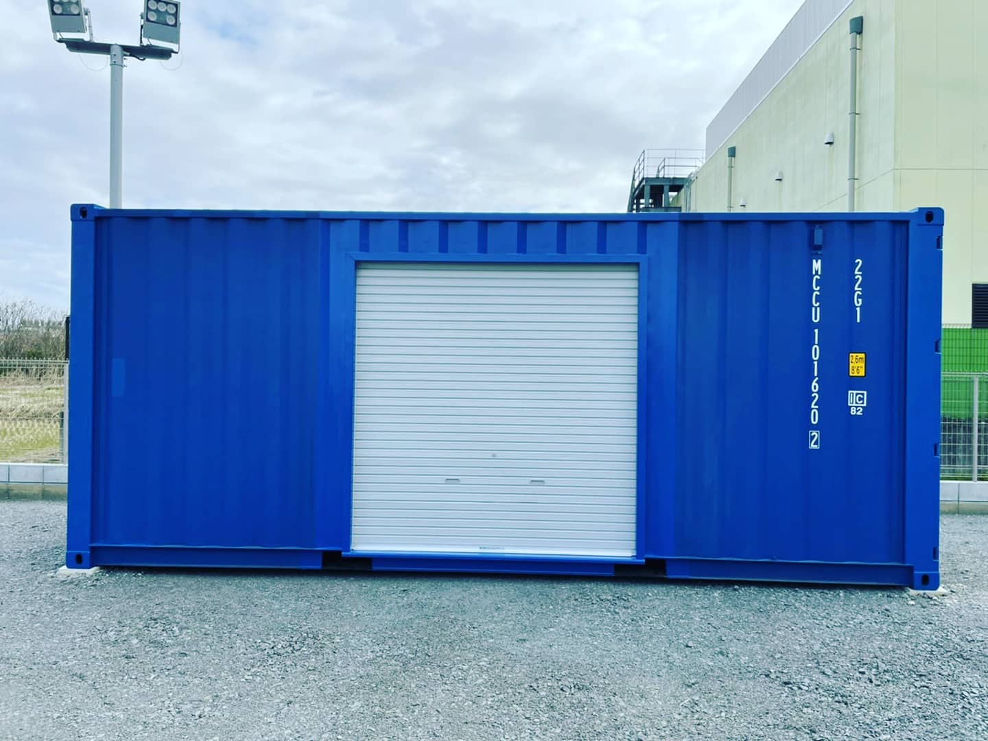 (株)スギイマシナリィ様(株)崇匠（たかそう）建設様有り難う御座いました本日は愛知県稲沢市の納品になります。開閉のしやすい軽量シャッターと、換気扇の枠、フードの取り付けをオーダー頂きました。お好みでシャッターや窓、ドア、換気扇の取り付け位置を自由に変えられるのが、既成品にはない　　　　「自分だけの」カスタムが人気上昇中です！（コンテナでお店やお住まい等も建設可能です）カスタムのご依頼はDMか090-3556-1000 近藤までお気軽にお問い合わせ下さい　　　　　蟹江展示場　　　愛知県海部郡蟹江町大字　　　蟹江新田道西66こちらは不在の場合が御座いますので、ご来店予約をお手数ですがお電話にてご予約お願い致します️090-3556-1000 近藤まで#ありがとう#感謝#ご縁#愛知県#稲沢市@777hayato さんのアイアン雑貨@yokapaint さんのスプレーアート#倉庫#小屋#物置#コンテナ#コンテナハウス#ガレージ#バイクガレージ#秘密基地#隠れ家#バイク好き#車好き#新築#マイホーム にも人気#海上コンテナ#アニキ ありがとう#コンテナジョニー#ジョニーグループ#アウトドア 好き#diy#楽しい#所ジョージ#世田谷ベース