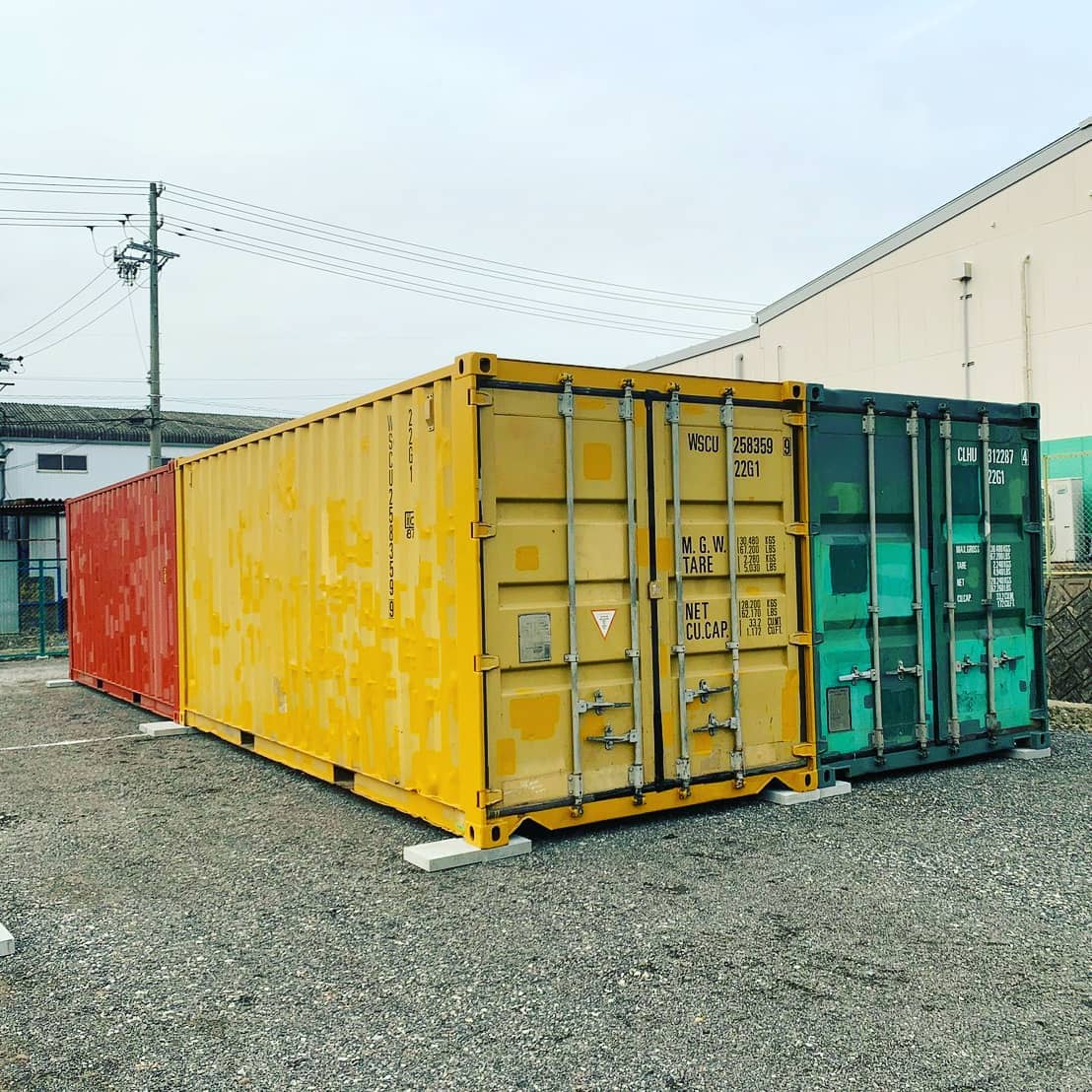 愛知県みよし市️「Yリトレッド(株)様」有り難う御座いました前回の14台設置に引き続き4台追加の設置をさせて頂きました。海上コンテナはスチール（鉄）製なので、中に入れた物が万が一火災を起こしても、外に燃え広がりにくいですし台風や地震にも強いので防災倉庫としても利用されております。コンテナをこのままの状態で使用するか、お好みでコンテナカスタムをするかコンテナには「夢」がギュッと詰められますコンテナカスタムやお見積もりのご依頼はDMか090-3556-1000 近藤までお問い合わせ下さい️　　蟹江展示場愛知県海部郡蟹江町大字蟹江新田道西66ご来店の際はお手数ですがお電話にて前予約をお願い致します。（一組ずつのご案内となり、当方不在の場合も御座いますので）090-3556-1000 近藤まで️#ありがとう#感謝#ご縁#コロナに負けるな#愛知県#みよし市 #倉庫#小屋#物置#コンテナ#コンテナハウス#海上コンテナ#縁の下の力持ち#diy#全国 納品します#車好き#バイク好き#世田谷ベース 風#所ジョージ#秘密基地#隠れ家#わくわく#コンテナジョニー#ジョニーグループ#アニキ ありがとう#中古コンテナ#777hayto さんのアイアン雑貨️#yokapaint さんのスプレーアート#バイク好き#車好き男子