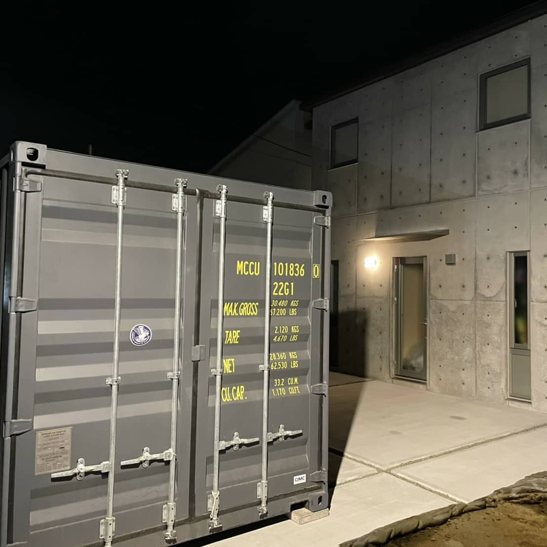 滋賀県彦根市️上田様ありがとうございました本日２件目は彦根市へ20ftスタンダード（ワンウェイ）スレートグレーを納品設置させて頂きました重厚感️️コンクリート打放しの新築のお住まいにスレートグレーのコンテナが映えます18時30分くらいからの設置でしたのでお写真も普段とは違う感じになりました。各種コンテナsize御座います。ドアや窓、シャッター取り付けやコンテナハウス、コンテナ店舗コンテナをドッキングして広いスペースを演出も可能です️お問い合わせはDMか090-3556-1000近藤までお気軽にお 　 問い合わせ下さい️納品時の移動中は返信遅くなりますので、お急ぎの方はお手数ですがお電話頂けると有難いです。　　　　　蟹江展示場　　　愛知県海部郡蟹江町大字　　　蟹江新田道西66こちらには常駐しておりませんのでお越しの際は、お手数ですが担当、近藤までお電話にて来店予約をお願い致します。090-3556-1000 担当 近藤#ありがとう#感謝#ご縁#滋賀県#彦根市#琵琶湖#新築#マイホーム#一戸建て#コンクリート打放し#ハーレー のガレージに#バイク好き#車好き#釣り好き#小屋#倉庫#物置#コンテナ#ガレージ#映え#diy#世田谷ベース 的#yokapaint#777hayatto さんのアイアン雑貨️#アニキ ありがとう#コンテナジョニー#ジョニーグループ#全国 設置します