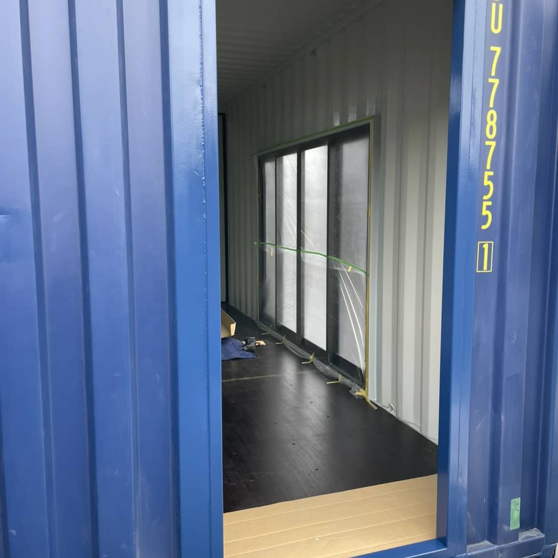 愛知県安城市️@k.kunihiro 様追加注文頂きました。有り難う御座いま店舗ドアの下地の各パイプ四方枠をフル溶接仕上げ️サッシ取り付けなんとか間に合いましたが、最後の仕上げはまた後日です。@k.kunihiro 様お待ちくださ~い#ありがとう#感謝#ご縁#愛知県#安城市#コンテナ#コンテナハウス#海上コンテナ#diy#秘密基地#小屋#物置#倉庫#釣り好き#焚き火 好き#bessの家#bessオーナーの暮らし#アニキ ありがとう#コンテナジョニー#ジョニーグループ