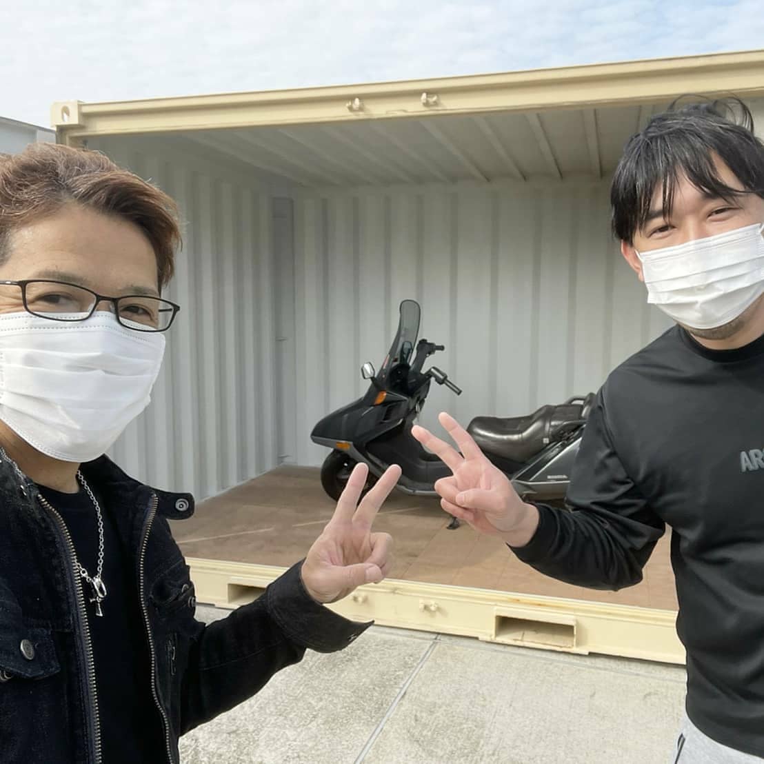 福岡県大牟田市️「H様」ありがとうございました12ftコンテナにoptionのシャッターを取り付けさせて頂きました。H様の愛車「フュージョン」が見事に鎮座️コンテナカスタム等、各種お問い合わせはDMか090-3556-1000 近藤まで　　　　　蟹江展示場　　　愛知県海部郡蟹江町大字　　　蟹江新田道西66️こちらは常駐しておりません️お越しの際はお手数です希望来店日時をお電話にてご予約お願い致します090-3556-1000 近藤まで#ありがとう#感謝#ご縁#全国 設置します#福岡県#大牟田市#フュージョン#エスティマ#新築#マイホーム#一戸建て#小屋#倉庫#物置#diy#ガレージライフ#バイクガレージ#車好き#バイク好き#コンテナ#コンテナハウス お造りします#世田谷ベース#777hayato さんのアイアン雑貨#yokapaint #離れ コンテナで造ります#アニキ ありがとう#コンテナジョニー#ジョニーグループ#事務所#映え