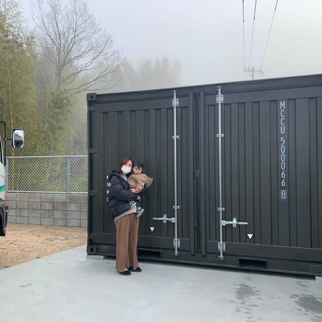 広島県東広島市️カノウと書いてカリノと読みます「狩野様」ありがとうございました新品12ftコンテナ、モスグリーンになります。素敵な新築のお住まいにい言い感じに鎮座しましたコンテナに窓、ドア、シャッター取り付けやコンテナでお店や、お部屋など建築確認申請も受け付けております。お問い合わせはDMか090-3556-1000近藤までお問い合わせ下さい。　　　　　蟹江展示場　　　愛知県海部郡蟹江町大字　　　蟹江新田道西66こちらは常駐しておりません。お越しの際は済みませんが来店予約をお電話にてお願いしております。(株)ジョニーグループ　  コンテナジョニー 090-3556-1000  近藤までお気軽にお 電話下さい#ありがとう#感謝#ご縁#広島県#東広島市#新築#一戸建て#マイホーム#小屋#倉庫#物置#ガレージ#ガレージライフ#家族#diy#秘密基地#世田谷ベース#所ジョージ#コンテナ#海上コンテナ#コンテナハウス お造りします#防災倉庫 としても使えます#バイク好き#車好き#yokapaint #777hayato さんのアイアン雑貨と釣り三昧#釣り好き#アウトドア 好き#アニキ ありがとう#コンテナジョニー