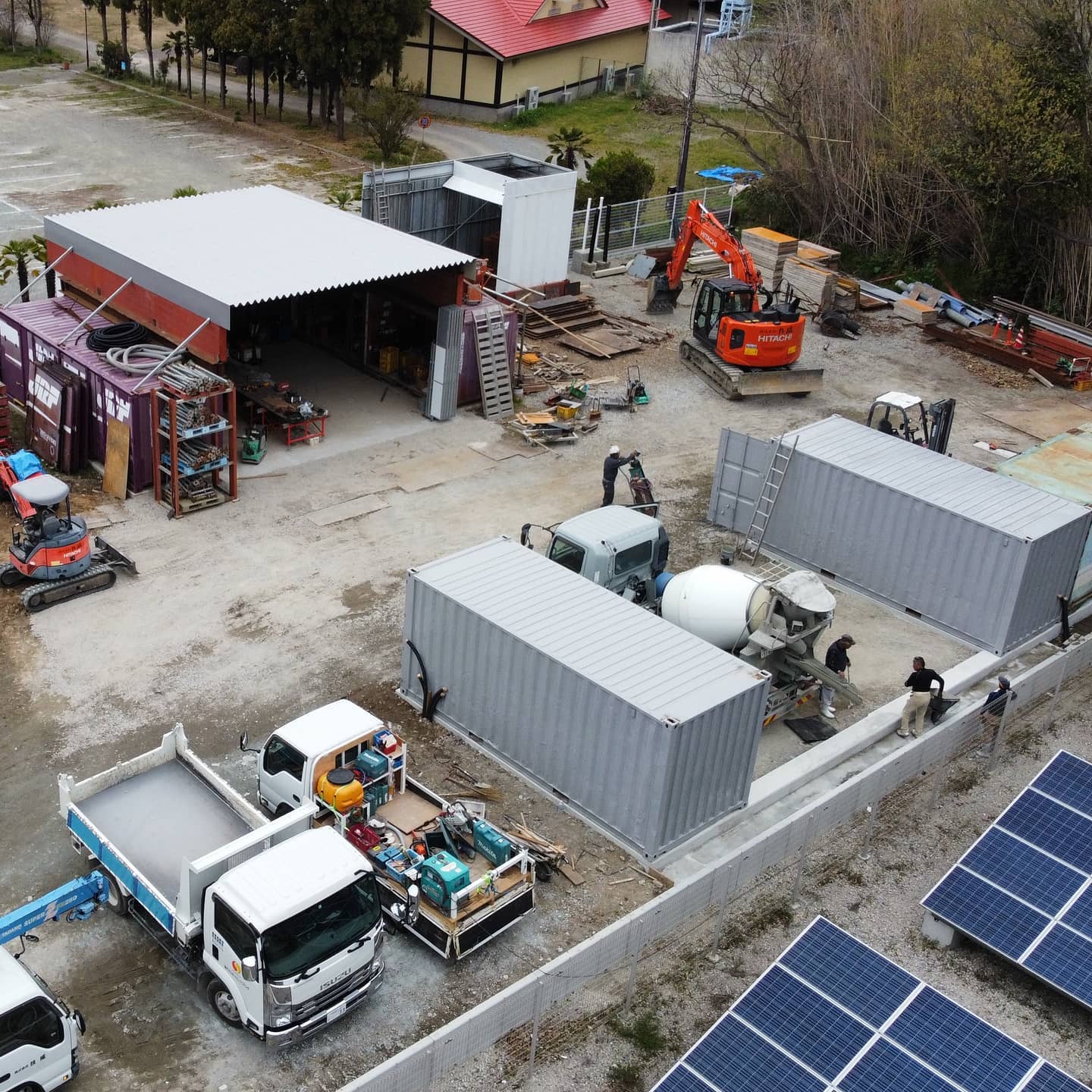 兵庫県姫路市️先日に引き続き、２台目の納品です。「(株)技威様」有り難う御座いましたこれだけの数のコンテナがあるとかなり収納できます。（早速、コンテナの開口が始まっておりました仕事が早っ）コンテナは鉄で出来ているので切ったり張ったり加工で色々遊べちゃいます！その自由度がコンテナの魅力でもあります！ドア、窓、シャッターの取り付けやコンテナを２台３台連結して大きなお部屋にすることも可能です。お問い合わせはDMか090-3556-1000近藤までご連絡下さい。（現地確認や納品で移動も多いのでお電話にてお話しさせて頂けると助かります）　　　　　蟹江展示場　　　愛知県海部郡蟹江町大字　　　蟹江新田道西66★こちらには常駐しておりませんので済みませんがお越しの際は数日前に来店のご予約を090-3556-1000 担当、近藤までお電話頂けると有難いです。#ありがとう#感謝#ご縁#兵庫県#姫路市#ユンボ#作業車#土場#資材置場#倉庫#物置#小屋#ガレージ#コンテナ#海上コンテナ#コンテナガレージ#全国 設置します！#バイク 好き#車 好き#diy#777hayato さんのアイアン雑貨と釣りライフ#yokapaint #アニキ ありがとう#コンテナジョニー#ジョニーグループ#ガレージライフ