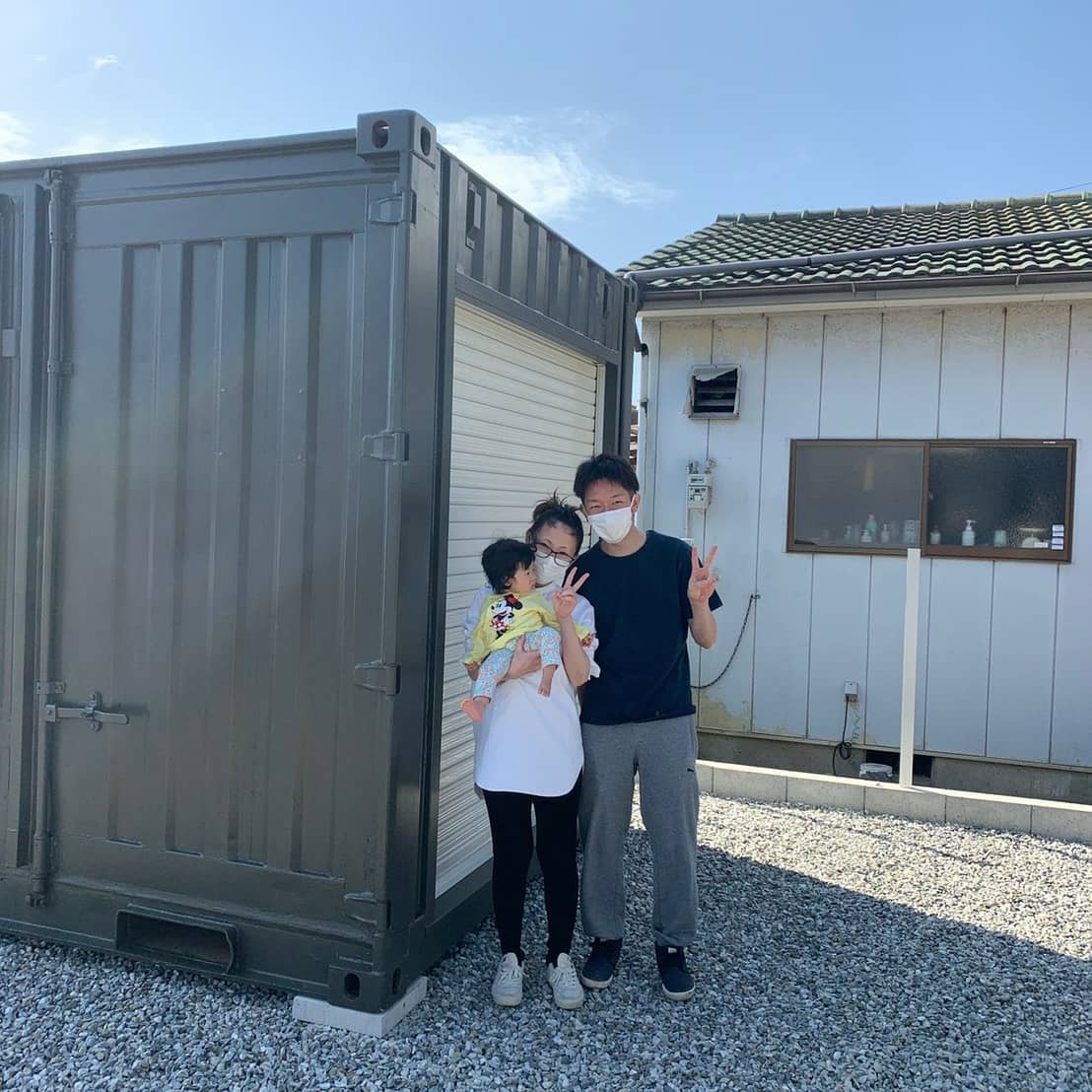 静岡県浜松市️「M様」有り難う御座いました10フィート中古ベースのコンテナにオプションで軽量シャッター取り付けアーミーグリーン塗装のカスタム品になります。以前、浜松市のお客様でミニコンテナをお買い上げ頂いた「S様」のお知り合いと言うことで、コンテナを通じて様々なお客様とご縁を持たせて頂き大変有難い思いです️シャッターを取り付ける事で、バイクの出し入れにも便利で、女性やお子様もそんなに力を使わなくても、開閉出来るので、人気のオプションになります。窓、ドア、シャッター取り付けや塗装など様々なカスタムにも柔軟に対応しております。お問い合わせの方はお手数ですがDMか090-3556-1000 近藤までご連絡頂けると有難いです。(着信があればこちらからかけ直させて頂きます️) 蟹江展示場愛知県海部郡蟹江町大字蟹江新田道西66こちらには常駐しておりませんのでお手数ですが来店のご予約をお電話にてお願いしております️(来店日時を予めお伝え下さい)蟹江展示場 担当 近藤090-3556-1000#ありがとう#感謝#ご縁#家族#ファミリー#新築#一戸建て#マイホーム#静岡県#浜松市#全国 設置します!#物置#小屋#倉庫#プレハブ#ユニットハウス#ガレージ#ガレージライフ#コンテナ#コンテナハウス お造りします#diy#バイク 好き#車 好き#世田谷ベース#所ジョージ#777hyato さんのアイアン雑貨と釣りライフ#yokapaint #アニキ ありがとう#コンテナジョニー#ジョニーグループ