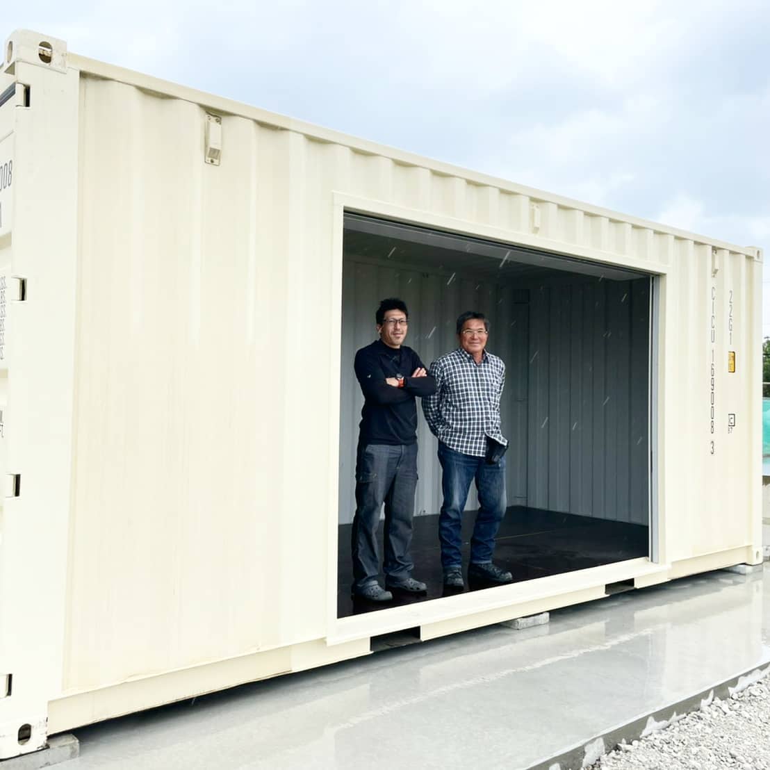 愛知県稲沢市️「(株)笠組様  様」有り難う御座いました笠様の知人の方が弊社をご紹介頂きトントン拍子で納品とならました。最近、ご紹介によりご縁を持たせて頂くことが増えており、本当に有難い限りです。ご紹介下さった方々へこの場をお借りしてお礼申し上げます。有り難う御座います️お客様のお声です。「物置やプレハブにしようと思ったけど、台風で飛ばされたり、倒壊も最近の台風でよく耳にする。なのでコンテナにしました！」台風などでよく物置が飛ばされて近隣の方に二次災害を・・こんなお話しもちょくちょく耳にします。20フィートコンテナは重さが約２トンも有りますので強風にも強くまた、大型トレーラーの貨物輸送でガシガシ運んでも壊れない強靭なボディです。シェルター代わりにもなるコンテナですシャッター、窓、ドア、換気扇などの取り付けやコンテナハウスとしてもお客様のご希望でカスタム可能ですお問い合わせはDMか090-3556-1000近藤までお気軽にお問い合わせ下さい。（出来ればお名前もご記入頂けると有難いです。）　　　　　蟹江展示場　　　　愛知県海部郡蟹江町　　　　大字蟹江新田道西66こちらは常駐しておりませんので、ご来店のお客様はお手数ですがお電話にて来店のご予約をお願い致します(株)ジョニーグループ   コンテナジョニー090-3556-1000 近藤#ありがとう#感謝#ご縁#愛知県#稲沢市#土場#小屋#倉庫#物置#新築#一戸建て#マイホーム#コンテナ#コンテナハウス#コンテナガレージ#diy#ジムニー 好き#車 好き#バイク 好き#海上コンテナ#777hayato さんの釣りライフとアイアン雑貨#yokapaint #世田谷ベース#所ジョージ#アニキ ありがとう#コンテナジョニー#ジョニーグループ