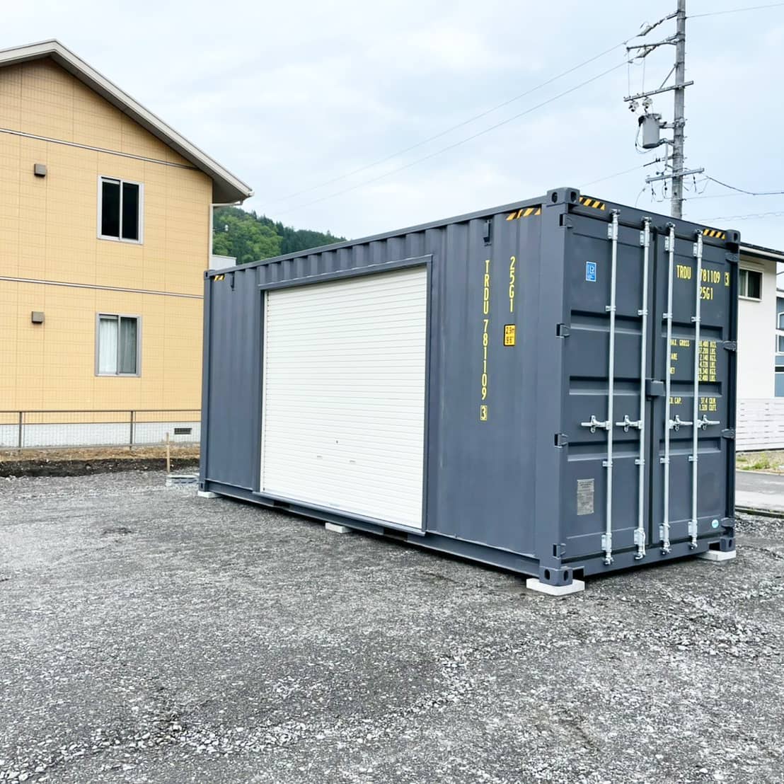 岐阜県郡上市️「(株)M商事」T社長様有り難う御座いました人気のオプション、シャッターコンテナになります。T社長、お手伝い頂き本当に感謝しております。有り難う御座いました️収納力抜群️開閉楽々明日はこのコンテナの向かいにもう1台️ドア、窓、シャッター取り付けやコンテナハウスもお造りします️お問い合わせはDMか090-3556-1000近藤まで　　　　蟹江展示場　　愛知県海部郡蟹江町大字　　蟹江新田道西66こちらは常駐しておりませんので、ご来店のお客様はお手数ですがお電話にて来店のご予約をお願い致します(株)ジョニーグループ  コンテナジョニー090-3556-1000　近藤まで#ありがとう#感謝#ご縁#岐阜県#郡上市#物置#小屋#新築#一戸建て#マイホーム#ガレージ#バイク好き#車好き#diy#世田谷ベース#所ジョージ#コンテナ#海上コンテナ#中古コンテナ 有ります#777hayato さんの釣りライフとアイアン雑貨️#yokapaint #全国 設置します#アニキ ありがとう#コンテナジョニー#ジョニーグループ