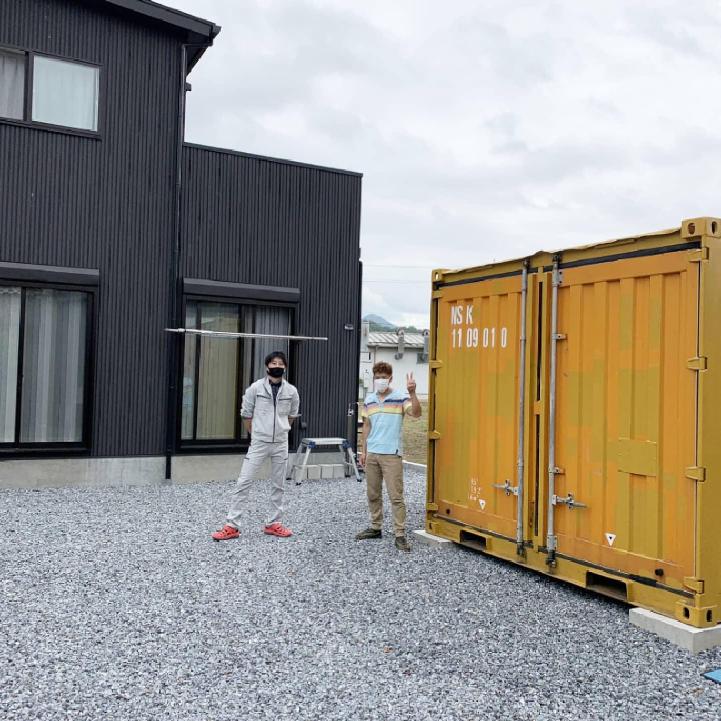 岐阜県関市️「I様」ありがとうございました最近問い合わせの多い人気の10フィートコンテナになります。この後、塗装するとの事で完成が楽しみですねガルバのお住まいにイカツイ、ランクル、そして定番のコンテナ️@h6a9m25 様にI様をご紹介頂きました。有り難う御座いました（可愛ワンチャンと、ハーレーをいつも楽しく拝見させて頂いております）コンテナにドアや窓、シャッター取り付けやコンテナハウスもお造りします。お問い合わせはDMか090-3556-1000近藤までお気軽にお問い合わせ下さい。★★★★★★★★★★★★★★★★★コロナウィルスが蔓延してから世界的に海上コンテナが不足しており日本国内に入荷するコンテナもその影響によりコンテナ価格が上昇傾向にあります。今後、コンテナを検討中のお客様にお報らせです。コンテナ価格が毎月上昇しているのが現状となりますのでタイミングによってはお見積りの価格が上がります。その為、予約販売と言う形でコンテナを押さえる事も可能です。詳細は済みませんが090-3556-1000からお話しをさせて頂いております。その辺りもふまえてごお問い合わせ下さると有難いです️★★★★★★★★★★★★★★★★★　　　　　蟹江展示場　　　愛知県海部郡蟹江町大字　　　蟹江新田道西66こちらは常駐しておりませんので、ご来店のお客様はお手数ですがお電話にて来店のご予約をお願い致します️#ありがとう#感謝#ご縁#岐阜県#関市#toyota#ランドクルーザー#物置#小屋#diy#四駆#新築#一戸建て#マイホーム#ガルバリウム#ガルバリウム外壁#世田谷ベース#所ジョージ#yokapaint #777hayato 釣りライフ#コンテナ#海上コンテナ#バイク 好き#アニキ ありがとう#コンテナジョニー#ジョニーグループ#梅雨 🥺