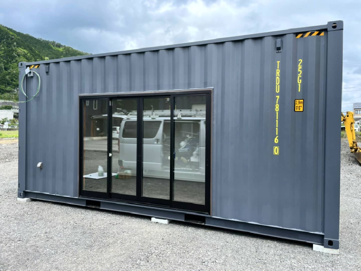 岐阜県郡上市️「(株)M商事」T社長様ありがとうございました前回シャッター付きコンテナと向かい合わせて2台目のコンテナを設置しコンテナハウスとして施工をさせて頂きました。コンテナハウスは断熱材を入れておりますので、エアコンを使用すれば普通のお住まいと同じ快適な空間になります。「雨の音や、外の騒音はどうなんですか？」とたまにお問い合わせが有りますが、普通のお住まいと同じて殆ど気になりません。シャッター付きコンテナの室内にも照明を追加する事で、冬場等、暗くなるのが早い時期にも便利です。（見積もりに入れ忘れてT社長様にご指摘有りました済みませんでした）お見積りのご依頼はDMか090-3556-1000近藤までお気軽にお問い合わせ下さい。★★★★★★★★★★★★★★★★コロナウィルスが蔓延してから世界的に海上コンテナが不足しており日本国内に入荷するコンテナもその影響によりコンテナ価格が上昇しております。今後、コンテナを検討中のお客様にお報らせです。コンテナ価格が毎月上昇しているのが現状となりますのでタイミングによってはお見積りの価格が１ヶ月後には更に上がる可能性があります。その為、予約販売と言う形でコンテナを押さえる事も可能です。詳細は済みませんが090-3556-1000 近藤までお問い合わせ頂けると有難いです。宜しくお願い致します️★★★★★★★★★★★★★★★★　　　　蟹江展示内容　　愛知県海部郡蟹江町大字　　蟹江新田道西66こちらは常駐しておりませんので、ご来店のお客様はお手数ですがお電話にて来店のご予約をお願い致します️#ありがとう#感謝#ご縁#岐阜県#郡上市#コンテナハウス#コンテナ#海上コンテナ#物置#小屋#ガレージ#四駆 好き#所ジョージ#世田谷ベース#新築 に人気の#マイホーム に人気の#diy#全国 納品します#777hayato さんの釣りライフ#yokapaint #アニキ ありがとう#コンテナジョニー#ジョニーグループ#土場