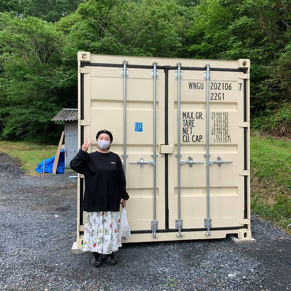 岡山県津山市️「F様」有り難う御座いました海上コンテナで建築確認申請取得済み。この後、サッシ取り付け、内装施工後にお弁当のテイクアウト専門店になります。海上コンテナはアイデア次第でお客様の理想や夢を形に出来ます。お洒落で頑丈なコンテナ・・コンテナハウス製作、コンテナカスタムのご依頼はDMか090-3556-1000近藤までお問い合わせ下さい。(各種コンテナsize有り) 蟹江展示場 愛知県海部郡蟹江町大字 蟹江新田道西66こちらには常駐しておりませんので、ご来店のお客様はお手数ですがお電話にて来店のご予約をお願い致します。#ありがとう#感謝#ご縁#岡山県#岡山県津山市#コンテナハウス#海上コンテナ#コンテナ#ガレージ#物置#小屋#趣味部屋#小屋のある生活#世田谷ベース#秘密基地#テイクアウト#ライフスタイル#全国 設置、施工します。#開業準備#開業ガール#開業#新築 人気の#マイホーム にも人気の#一戸建て #バイク 好き#777hayato さんの釣りライフとアイン雑貨#yokapaint #アニキ ありがとう#コンテナジョニー#ジョニーグループ