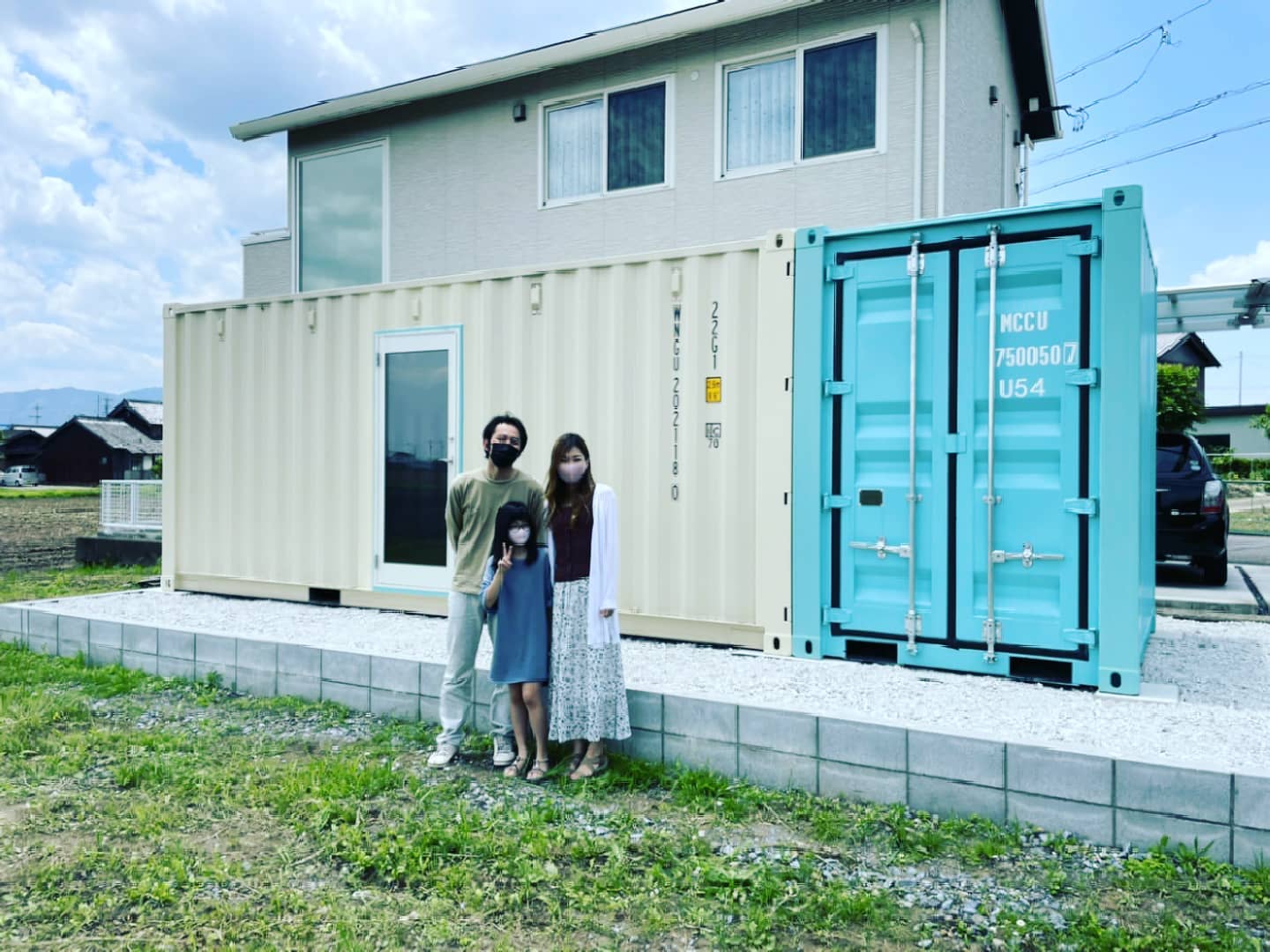 岐阜県️Y様ありがとうございました20フィート、6フィートコンテナを並べて設置しました。この後どうなって行くのか楽しみですねコンテナカスタムのご依頼はDMからは済みませんが、お名前を明記して下さい️090-3556-1000 近藤までお問い合わせ下さい。　　　　　蟹江展示場　　　愛知県海部郡蟹江町大字　　　蟹江新田道西66こちらには常駐しておりませんので、ご来店のお客様はお手数ですがお電話にて来店のご予約をお願い致します️コンテナ運搬費の目安（４トンユニック車で真横に降ろせる場所に限ります。設置場所の確認は遠方の方でもGoogleマップと設置場所の簡単な手書き図面や広さを教えて頂ければある程度、設置可能か判断できます）北海道（要問合せ）青森県青森市　18万円岩手県盛岡市　16万円宮城県仙台市　14万5千円秋田県秋田市　15万円山形県山形市　13万円福島県福島市　12万円茨城県茨城市　12万円栃木県宇都宮市  9万5千円群馬県前橋市　8万5千円埼玉県さいたま市　8万5千円千葉県千葉市　9万3千円神奈川県横浜市　7万千円東京都　　　　8万円新潟県新潟市　9万5千円富山県富山市　6万円石川県金沢市　5万6千円福井県福井市　4万5千円山梨県甲府市　6万5千円長野県長野市　6万2千円岐阜県岐阜市　3万5千円愛知県名古屋市　3万5千円三重県四日市市　3万5千円滋賀県大津市　3万8千円京都府京都市　4万1千円大阪府大阪市　4万5千円兵庫県神戸市　4万9千円和歌山県和歌山市　5万5千円鳥取県鳥取市　7万5千円島根県松江市　8万9千円岡山県岡山市　7万2千円広島県広島市　9万5千円山口県山口市　12万円5千円徳島県徳島市　9万円香川県高松市　10万円愛媛県松山市　11万円高知県高知市　11万円九州（要問合せ）目安になります。距離で計算しますので多少お値段前後します。（お気軽にお問い合わせ下さい）#ありがとう#感謝#ご縁#家族#笑顔#岐阜県#コンテナハウス#コンテナ で夢を形に#海上コンテナ#趣味部屋#ミニチュアダックス 好き#新築#一戸建て#マイホーム#大工 さん#秘密基地#ドッグラン 行きたいなあ#diy#ガレージ#小屋#物置 災害に強いコンテナ 飛ばない#777hayato さんの釣りライフとアイン雑貨️#yokapaint #アニキ ありがとう#コンテナジョニー#ジョニーグループ#全国 行けるところはどこまでも#中古コンテナ あります