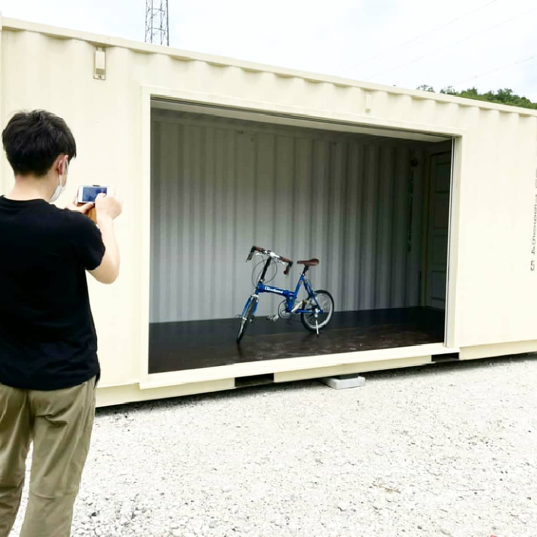 先日納品させて頂きました@shizukuya_toys 様サイクリングのお話で盛り上がったので、私が個人的に所有しておりました自転車を持参し後日、川澄屋に寄らせて頂き食事を兼ねて次のオーナーとなって頂きましたK様有り難う御座いましたご飯旨かった～️（今度、ツーリングお願いします）コンテナを通じて色んなお客様とご縁を持たせて頂き本当に有難い思いです。#ご縁#感謝#ありがとう#愛知県#豊田市#ミニベロ#折り畳み自転車#サイクリング#趣味部屋#倉庫#コンテナ#物置#防災倉庫 としてもご利用頂いております。#diy#新築 にも人気の#マイホーム#ガレージ#コンテナ#海上コンテナ#全国 納品させて頂きます。#中古コンテナ あります。#アニキ ありがとう#コンテナジョニー#ジョニーグループ