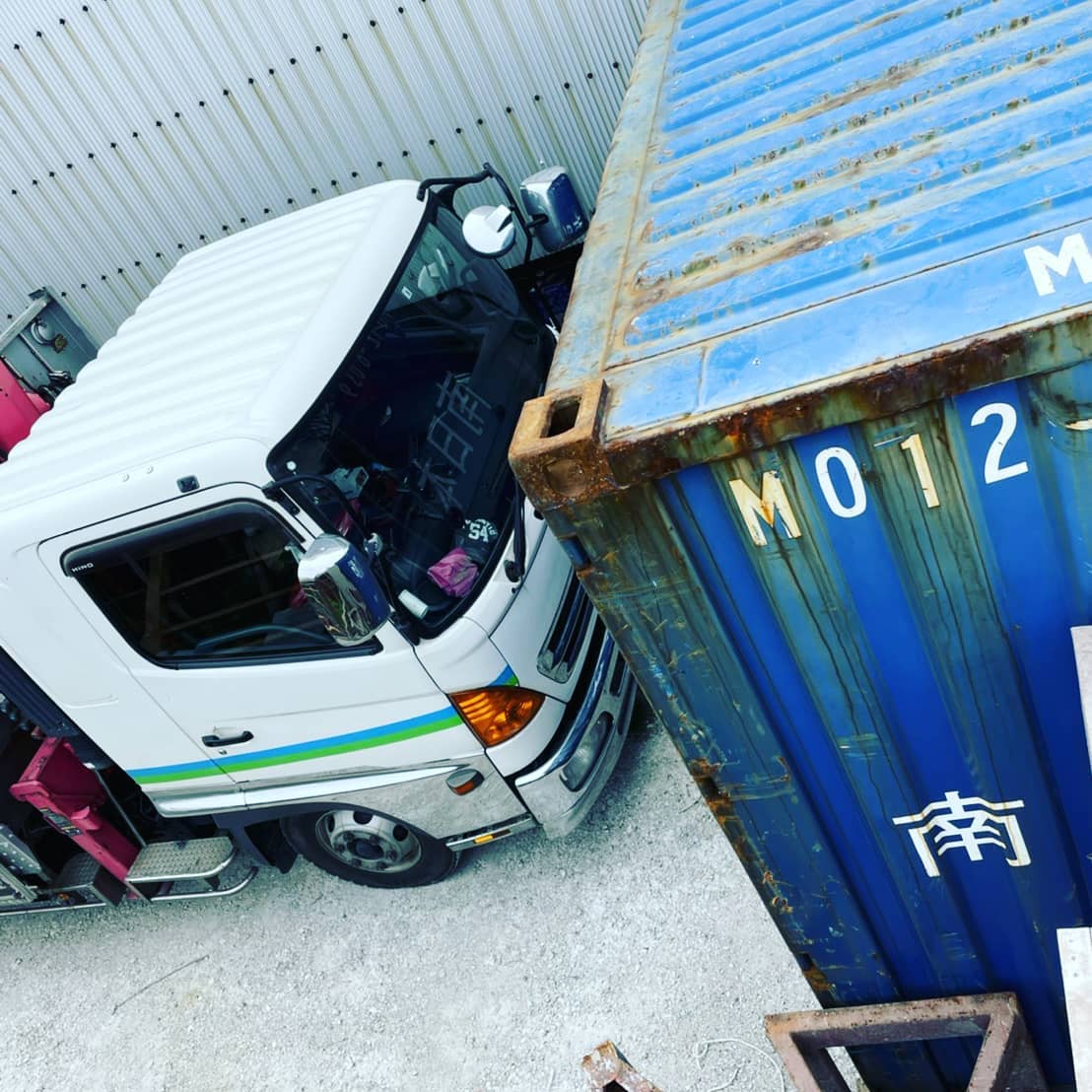 愛知県津島市️狭かった～M社長様のワガママにヤラレました特別割増案件ですwコンテナは12フィート中古のメンテナンス前を・・（メンテナンスは仕入先がやっておりますので、メンテしなくてもお安くなりませんよ～、仕入価格も変わりませんし仕方ないですよね～）どんだけ急ぎですか～w基本は在庫有りきでも納品まではカスタム無しで最低１ヶ月はかかります　　　　蟹江展示場　　　愛知県海部郡蟹江町大字　　　蟹江新田道西66コンテナ、カスタムのご依頼はDMか090-3556-1000 近藤まで★お問い合わせのお客様、大変済みませんが、お名前を名乗って頂けると有難いです。★お見積りに際しまして、設置場所の確認が必要になります。お見積りも大切ですが、お見積り後設置場所の確認の際にコンテナの設置が出来ない案件も多々ありますので出来れば、設置場所の確認を、遠方のお客様にはGoogleマップや設置場所の簡単な周辺状況をお聞きした上でお見積りをさせて頂けると有難いです️#愛知県#津島市#ありがとう#感謝#ご縁#倉庫#物置#小屋#コンテナ#海上コンテナ#ガレージ#バイク 好き#diy#777hayato さんのアイアン雑貨、釣りライフ#yokapaint #世田谷ベース#所ジョージ#アニキ ありがとう#コンテナジョニー#ジョニーグループ