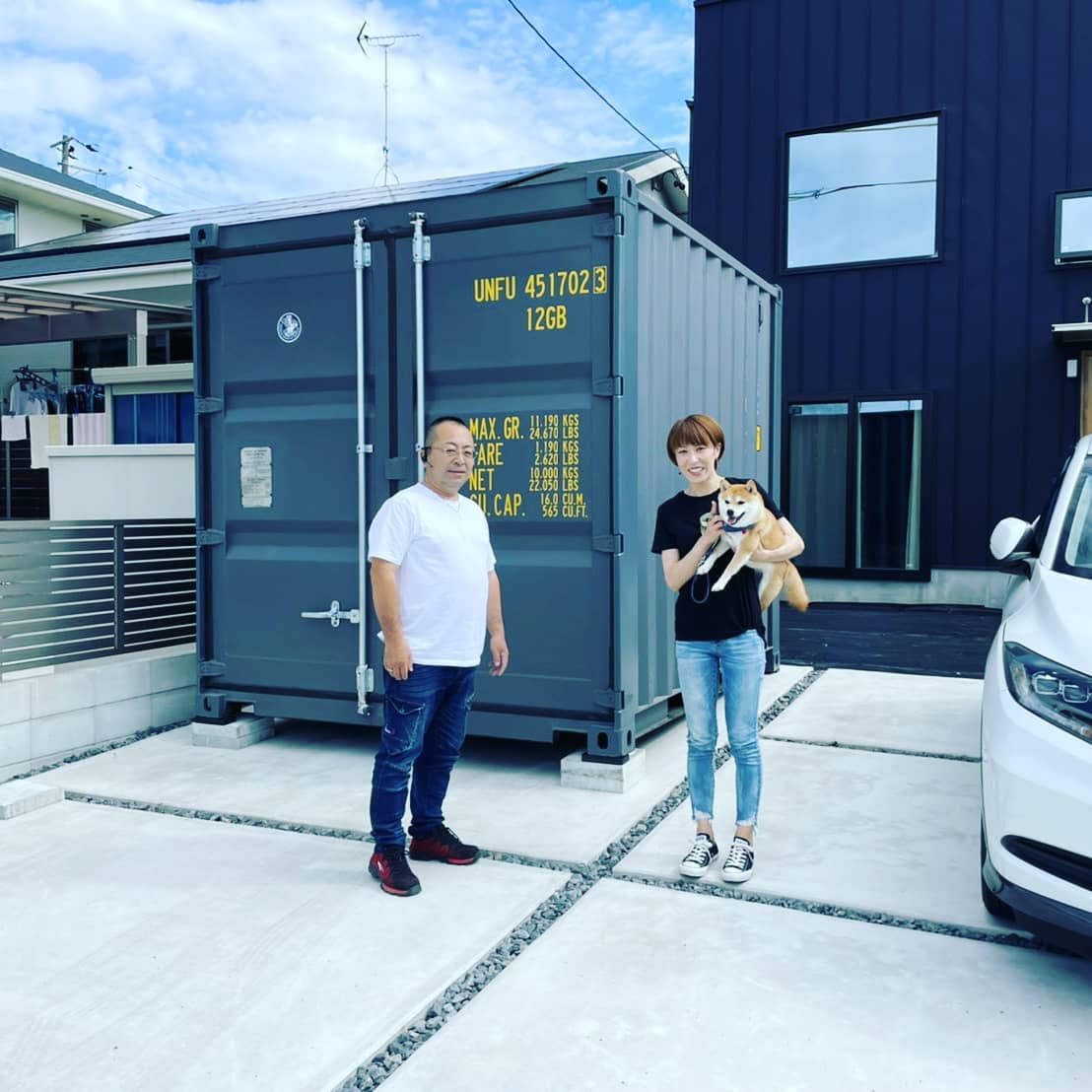 愛知県稲沢市️@e.r.i.k.a.0503 様豆柴のどんべいちゃん♀️ありがとうございました楽しく設置出来ました!新築のお住まいに10フィート新品コンテナが良い感じに納まりました。お隣のH様、お庭を快く使用させて頂き有り難う御座いました本日は電線を交わすため、ラフターの設置になりました。設置例として写真や動画の使用許可を頂き本当に有り難う御座います各種コンテナ、カスタムのご依頼はDMか090-35561000 近藤までお問い合わせ下さいま。 蟹江展示場 愛知県海部郡蟹江町大字 蟹江新田道西66こちらには常駐しておりませんので来店希望のお客様は大変済みませんが来店のご予約をお電話にてお願い致します090-3556-1000 近藤️#愛知県#稲沢市#ありがとう#ご縁#感謝#柴犬#豆柴 #新築#一戸建て#マイホーム#ガルバリウム#ガルバリウム外壁#家族#vezel#ガレージ#倉庫#小屋#物置#diy#yokapaint #777hayato さんの釣りライフとたま~にアイアン雑貨#世田谷ベース#趣味部屋#ライフスタイル#アニキ ありがとう#コンテナジョニー#ジョニーグループ