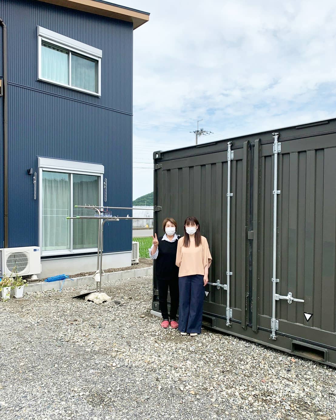 滋賀県東近江市️柴田様ありがとうございましたガルバの新築お住まいに12フィート新品コンテナ、アーミーグリーン（OD色）が良い感じコンテナはそのままでも、オプションでカスタムしても、お客様の夢を形に出来ます。DIYで中に棚を置いたり作ったりスペースも5畳近くありますので収納力も抜群。重量も2トン近くあり、車で例えるとアルファード位の重さがあります。道路上でたまに見かける「防災倉庫」としても使用されるほど、重たくて丈夫なコンテナですシェルターとしても！（コンテナが倒れたり飛んだりする時はお車も同じようになります。なのでその可能性はかなり低いと思います）昨今のスーパー台風で物置やプレハブが倒壊したり、フレームが曲がったりしたお客様からの買い換えの需要も年々増えております。各種コンテナ、各種オプション加工のご依頼はDMか090-3556-1000インスタグラム担当の近藤までお問い合わせ下さいませ。（DMのお客様、大変済みませんがお名前と設置希望場所の都道府県、市区町村まで教えて頂けると有難いです。配送費の計算が直ぐにお答え出来ますので）　　　　　　蟹江展示場　　　　愛知県海部郡蟹江町大字　　　　蟹江新田道西66こちらには常駐しておりませんので来店ご希望のお客様は大変済みませんがお電話にて来店希望日時のご予約をお願い致します️インスタグラム担当 近藤090-3556-1000#ありがとう#感謝#ご縁#滋賀県#東近江市#新築 に人気の#一戸建て に人気の#マイホーム に人気の#家族 に人気のマスクの下の#笑顔#全国納品設置します 遠方からご購入のお客様にも大人気です️ 是非ともお問い合わせ下さい️#ガルバリウム#ガルバリウム外壁#倉庫#物置#小屋#ライフスタイル#diy 好き#ガレージ#コンテナ#海上コンテナ#中古コンテナ あります！お任せください#777hayato さんの釣りライフとたまにアイアン雑貨#yokapaint #アニキ ありがとう#コンテナジョニー#ジョニーグループ