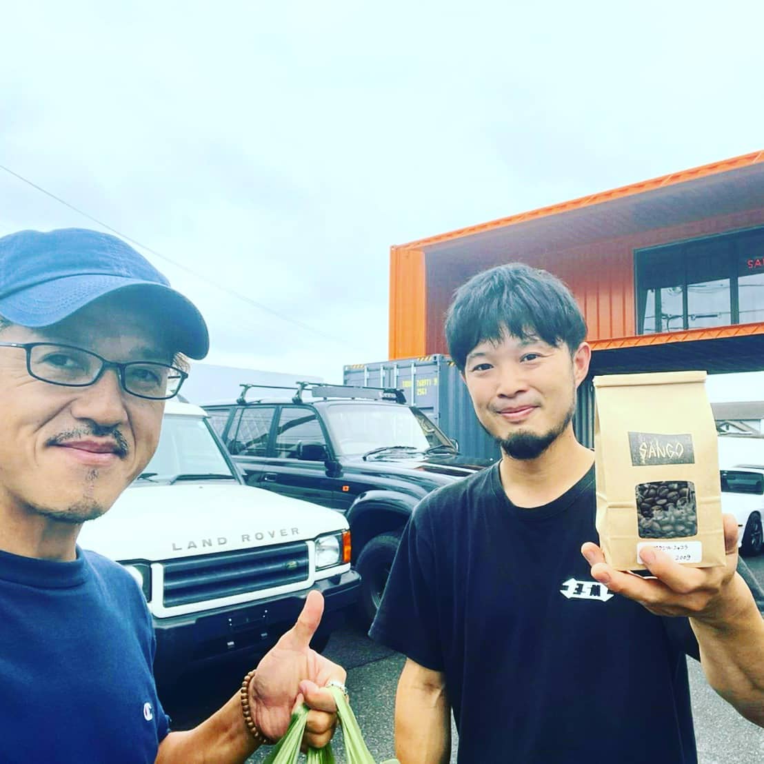 @35motor 愛媛県納品の帰り道以前、設置させて頂いた35motor さんに寄り道しH社長ご自身で買い付けたコーヒー豆を自家焙煎して頂き、購入し帰路へ（アイスコーヒーご馳走さまでした）#35motor #ありがとう#ご縁#感謝#jimny#rx7#volkswagen #landcruiser#defender#4wd#モトコンポ#工具箱#snapon#airstream#自家焙煎珈琲#コンテナ#海上コンテナ#ガレージ#ライフスタイル