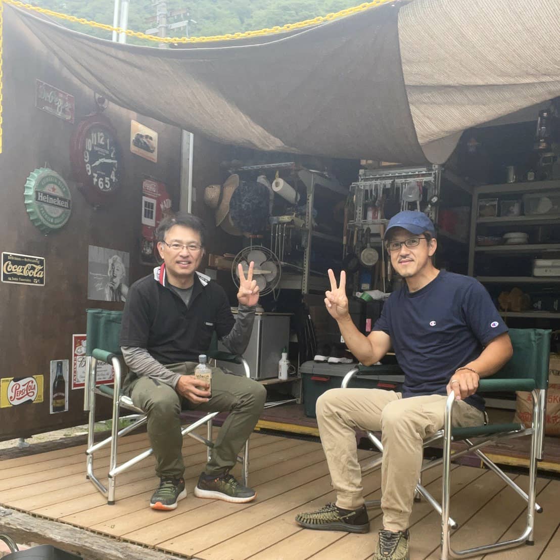 愛媛県東温市️Kさまありがとうございました人里離れたお山にK様の夢だった秘密基地が８割完成後は２段目に積んだコンテナに階段を付けて２階はくつろぐ場所に・・コンテナのデッキの向こうには小川のせせらぎ小鳥のさえずり帰るのが🥺（一泊したかったな～）コンテナはアイデア次第で夢を叶えるおもちゃ箱️コンテナカスタム、各種お問い合わせは、DMか090-3556-1000 インスタグラム担当、近藤まで️移動中も多いので、済みませんがDMのご返信はかなり遅くなります。お電話にてご連絡させて頂けると有難いです️DMにご連絡先をご明記頂ければこちらからお電話させて頂きます。宜しくお願い致します️　　　　　蟹江展示場　　　愛知県海部郡蟹江町大字　　　蟹江新田道西66こちらには常駐しておりませんので来店希望のお客様はお手数ですがお電話にて来店希望日時をお伝え下さい️#ありがとう#ご縁#感謝#愛媛県#東温市#全国 納品設置します！#キャンプ 好き#山遊び#人生に野遊びを#ソトアソビ#camp#camping#庭キャンプ#小屋#ウッドデッキ#グリーンのある暮らし#diy#秘密基地#隠れ家#倉庫#物置#コンテナ#ライフスタイル#アニキ ありがとう#コンテナジョニー#ジョニーグループ