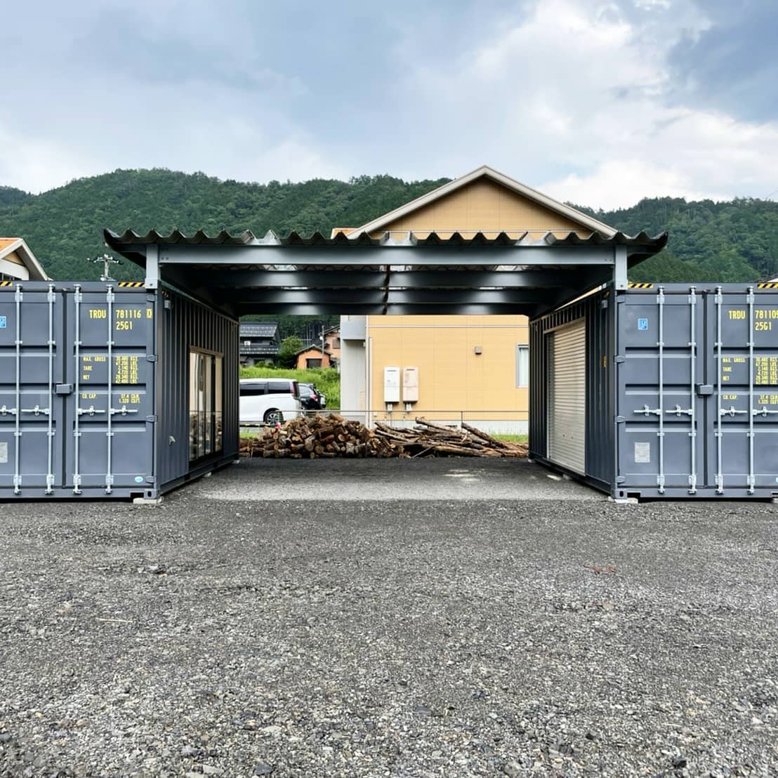 岐阜県郡上市️「(株)M商事」T社長様ありがとうございましたあまり見かけない灯り取りのある折半屋根の完成です向かって左側はコンテナハウス右側はシャッター付きガレージ屋根下には️見ているだけで妄想が止まりません🤣#ありがとう#ご縁#感謝#岐阜県#郡上市#折半屋根#ゲレンデ 好き#ランクル 好き#ジムニー 好き#四駆 好き#コンテナハウス#海上コンテナ#倉庫#物置#小屋#diy#新築 #マイホーム に人気の#yokapaint #777hayato さんのアイアン雑貨と釣りライフ#アニキ ありがとう#コンテナジョニー#ジョニーグループ#全国 設置します#土場