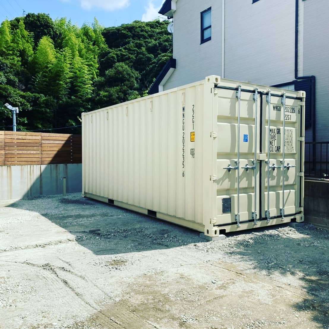 静岡県️Fさまありがとうございました20フィートスタンダードコンテナを納品させて頂きました。8畳ほどのスペースがありますので、収納力抜群防災倉庫にも使用されているので台風や地震などの災害にも強い見方です。各種コンテナ、各種カスタムのお見積りはDMか090-3556-1000(ドアや窓、カスタム内容によっては詳細のお聞き取りをさせて頂いております。DMのお客様は大変済みませんが①お名前②設置希望場所のご住所または、ご予定のご住所③ご連絡先を明記の上、お問い合わせ下さい) 蟹江展示場 愛知県海部郡蟹江町大字 蟹江新田道西66インスタグラム及び蟹江展示場担当近藤まで090-3556-1000#ありがとう#ご縁#感謝#家族#静岡県#小屋#物置#プレハブ#ガレージ#バイクガレージ#コンテナ#海上コンテナ#コンテナハウス#新築#一戸建て#マイホーム#世田谷ベース 的#秘密基地#趣味部屋#yokapait #777hayato さんの釣りライフたまにアイアン雑貨️#diy#全国 納品します#アニキ ありがとう#コンテナジョニー#ジョニーグループ