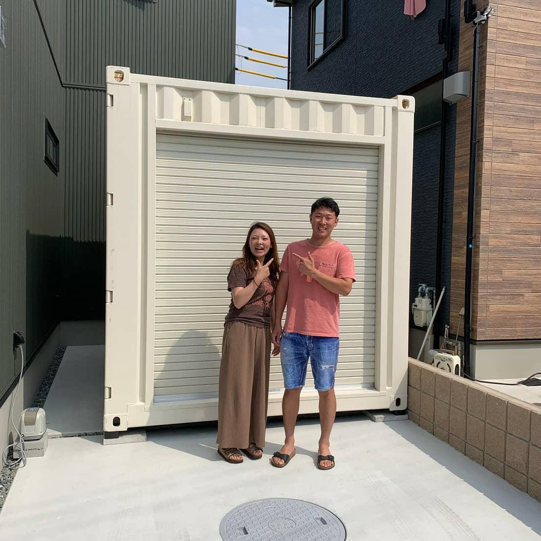 大阪府貝塚市️烏野さまありがとうございました新築のお住まいに10フィートシャッターコンテナ早速コンテナガレージの中に自慢の愛車が3台目は小さな三輪車も間近でしょうか️（まだ早いかな️）ラフターにてギリギリの設置になりました！(株)古川重機興業 キノオカさま13トンラフターでかなり攻めて頂き本当に有り難う御座いました🤣各種コンテナ、カスタムのお問い合わせはDM【①お名前②設置希望場所③コンテナサイズorカスタム内容をご明記下さい】090-3556-10000　インスタグラム、蟹江展示場、担当 近藤までお気軽にお問い合わせ下さい️　　　　蟹江展示場　　　愛知県海部郡蟹江町大字　　　蟹江新田道西66（こちらは常駐しておりませんので、見学希望のお客様は大変済みませんがお電話にて来店予約を賜っております）090-3556-1000　近藤まで️#ありがとう#感謝#ご縁#笑顔#家族#大阪府#貝塚市#新築#マイホーム#一戸建て#ガルバリウム#ガルバリウム外壁#surly#surlybikes#クロモリ#新婚#ガレージ#ガレージライフ#物置#アウトドア 好き#コンテナ#海上コンテナ#全国 納品します️#diy#777hayato さんのアイアン#yokapaint #世田谷ベース#所ジョージ#アニキ ありがとう#コンテナジョニー
