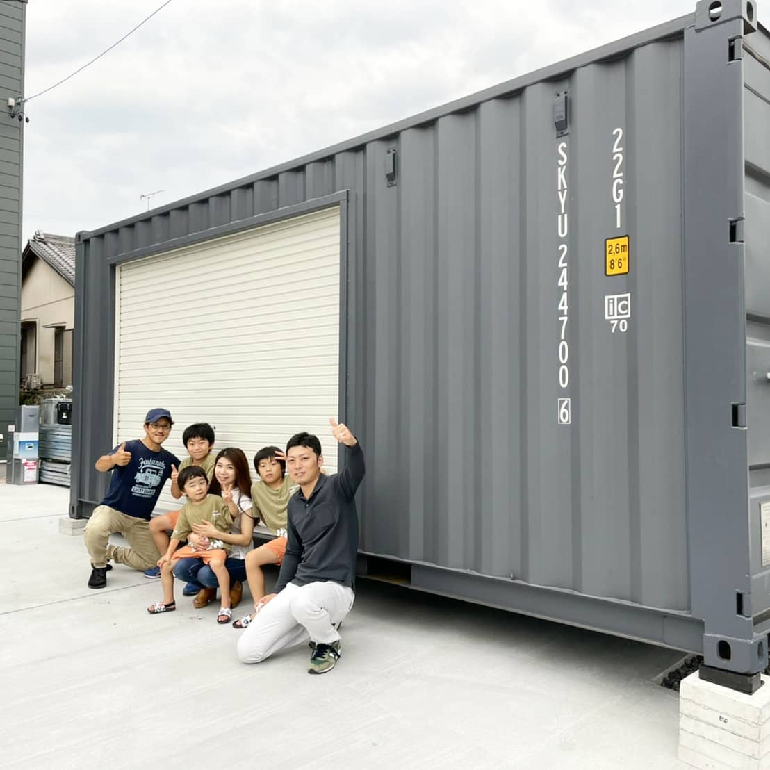 愛知県半田市️@k.colors_ogiso さまありがとうございました塗装業を営む小木曽さまの新築のお住まいに20フィートシャッターコンテナがベストマッチお住まいの塗り替え等のご依頼は　　　@k.colors_ogiso 様にお問い合わせ下さい️各種コンテナ、カスタムのご依頼はDMか090-3556-1000 インスタ担当、近藤まで　　　　蟹江展示場　　愛知県海部郡蟹江町大字　　蟹江新田道西66こちらは常駐しておりませんのでご来店の際はお手数ですが、お電話にて来店予約をお願い致します️蟹江展示場担当 090-3556-1000　近藤#ありがとう#感謝#ご縁#家族#ファミリー#笑顔#新築#一戸建て#マイホーム#愛知県#半田市#倉庫#物置#ガレージ#コンテナ#海上コンテナ#diy#バイク 好き#キャラバン#デリカd5#プリウス#アウトドア 好き#世田谷ベース#所ジョージ #777hayato さん今日も釣り三昧️#全国 納品します#アニキ ありがとう#コンテナジョニー#ジョニーグループ