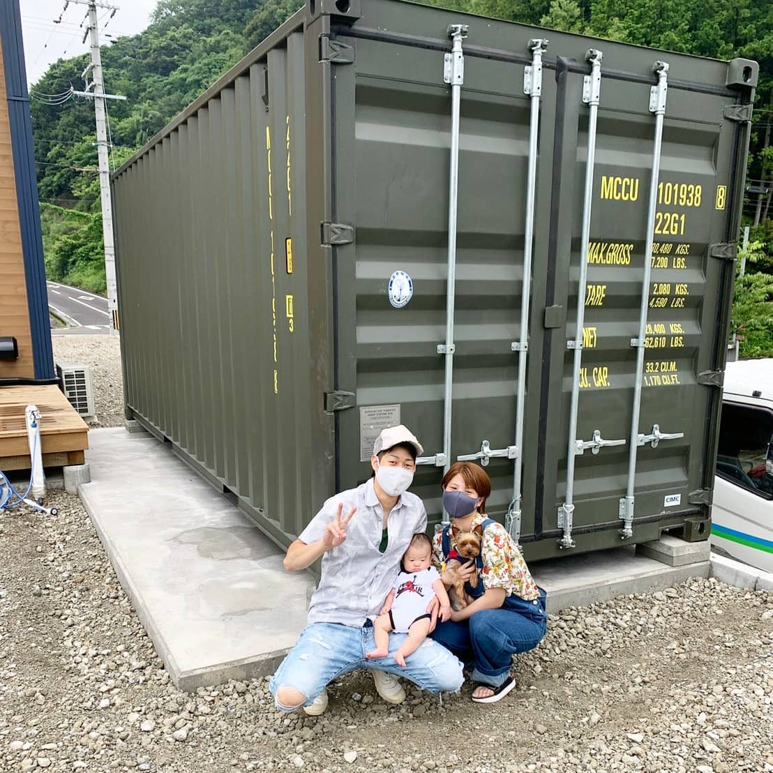 福井県大飯郡️@b.ball_34 時岡様ありがとうございましたBESS ワンダーデバイスフアントムに20feetシャッター付きコンテナがベストマッチです🤙（オプションでシャッターを取り付けると、女性やお子さまが楽に開閉出来るので人気のオプションです）可愛い赤ちゃん、ワンちゃん綺麗な奥様、新築のお住まいが羨ましい（お庭の完成楽しみにしてます！仕上がったら写真待ってま～す🤙）各種コンテナ、カスタムのご依頼はDMか090-3556-1000 インスタグラム担当 近藤まで️　　　　蟹江展示場　　　愛知県海部郡蟹江町大字　　　蟹江新田道西66こちらは常駐しておりませんのでご来店のお客様は大変済みませんがお電話にて来店予約をお願い致します090-3556-1000　蟹江展示場担当 近藤まで🤙#ありがとう#ご縁#感謝#bess#bessの家#ワンダーデバイス#ワンダーデバイスフアントム#ガレージのある家#犬スタグラム#家族#ファミリー#笑顔#赤ちゃん#福井県#大飯郡#diy#倉庫#物置#コンテナ#海上コンテナ#世田谷ベース#minoakakitchen 🦐🤙#yokapaint #777hayato #アニキ ありがとう#コンテナジョニー#ジョニーグループ