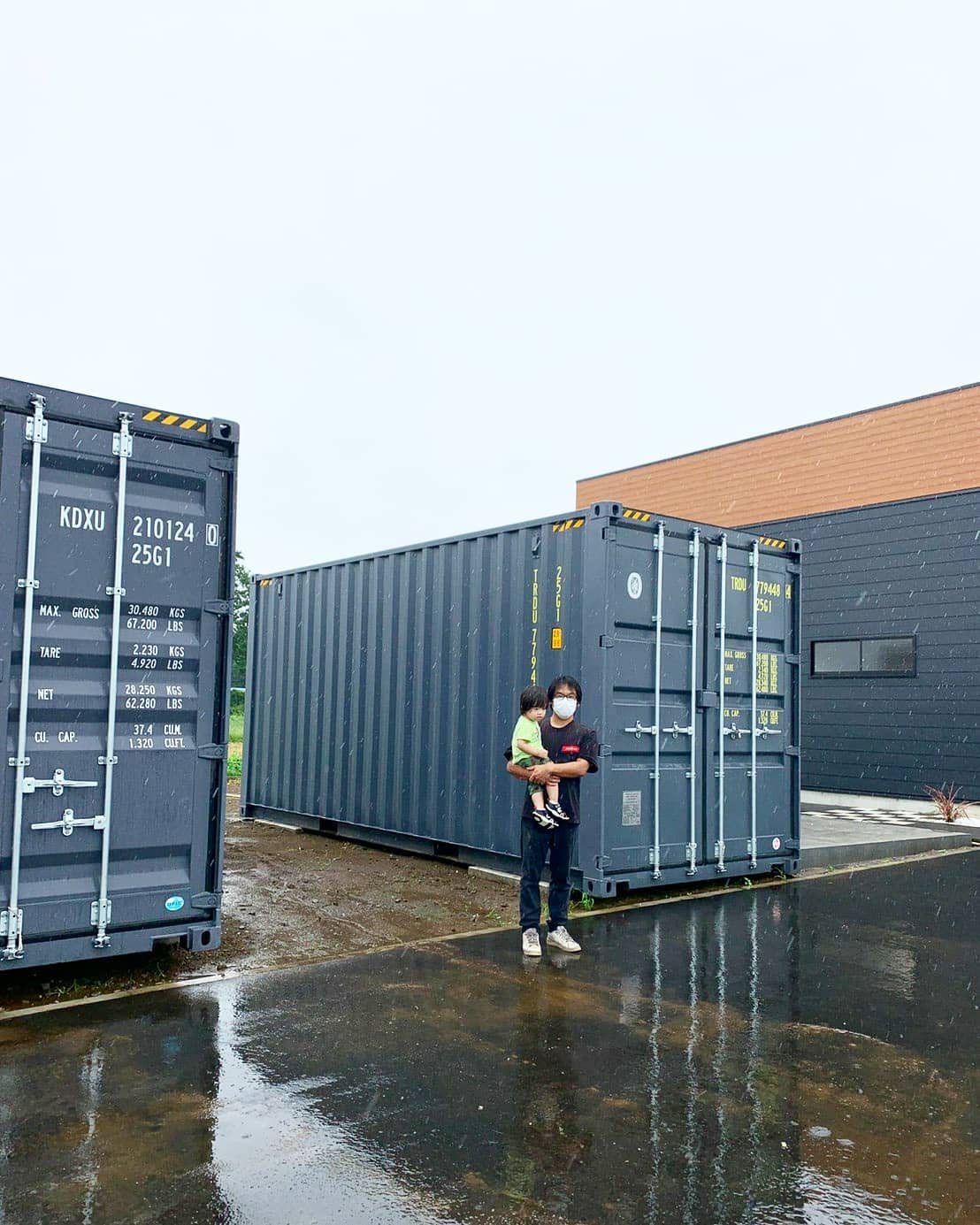 茨城県つくば市️@senaautogarage 生憎の雨でしたがありがとうございました今回も人気の20フィートハイキューブコンテナ2台目の納品となりました。コンテナ内に標準のハイエース1台はスッポリ入れちゃいます！①収納力抜群②台風や地震の災害に強い（自治体の防災倉庫にも使用さ　　れてます）③設置時間30分④カッコいいお洒落⑤お客様の夢を形に、カスタムは　無限大　⑥必要無くなればリユース可能　下取り可能　（資産価値も高いです）各種コンテナ価格、カスタムのお見積りはDMか090-3556-1000　インスタグラム担当 近藤までお気軽にお問い合わせ下さい️（窓、ドア、シャッター取り付けや、コンテナ連結、コンテナハウス、海上コンテナを使用して建築物としての申請も可能です）　　　　蟹江展示場　　　　愛知県海部郡蟹江町大字　　　蟹江新田道西66こちらには常駐しておりませんのでご来店のお客様は大変済みませんがお電話にて来店予約をお願い致します️090-3556-1000　蟹江展示場担当 近藤まで️🤙#ありがとう#ご縁#感謝#senaautogarage#茨城県#つくば市#家族#ファミリー#車屋#車好き#バイク好き#新築#倉庫#物置#小屋#ガレージ#コンテナ#海上コンテナ#コンテナハウス#中古コンテナ あります#ガレージライフ#yokapaint #777hayato とアイアン雑貨#gcue_052 🎙️#minoakakitchen 🤙 🤙#アニキ ありがとう#全国 納品します#コンテナジョニー#ジョニーグループ