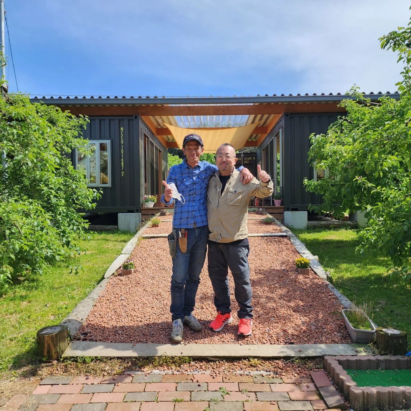 アケチりんごパーク️ヨロシク️今日はアップルパイを求めて来たのですが、な~んと売り切れ🥺て事でリンゴの果肉が入ったチーズケーキを頂きました。写真を撮り忘れましたが、とにかく美味しいチーズケーキでしたオーナーさん曰く、9月頃に行くと、最高に美味しいアップルパイが食べれるそうです️アケチりんごパークさんは1年間のオーナー制で、1本のりんごの木から、林檎を取付り放題のアケチりんごパーク林檎の木に囲まれて、アーミーグリーンのコンテナハウスが素敵です。内装は総檜(ひのき)️️素敵なかほりに包まれて、食すりんごちゃんはたまりませんコンテナカスタム、お見積りのご依頼はDMからは①お名前②ご連絡先③コンテナサイズや、取り付けオプション(ドア、窓、シャッター)④コンテナハウスや店舗⑤設置希望場所のご住所(運賃計算や設置の可否に必要になります)上記をご明記下さい️蟹江展示場愛知県海部郡蟹江町蟹江新田道西66蟹江展示場担当 近藤090-3556-1000こちらには常駐しておりませんので見学希望のお客様はお手数ですが来店希望日時のご予約をお電話にて賜っております。090-3556-1000 近藤まで️#アケチりんごパーク#ありがとう#感謝#ご縁#岐阜県#りんご#りんご農家#コンテナ#container#コンテナハウス#海上コンテナ#コンテナ店舗#コンテナハウスの暮らし#コンテナカフェ#小屋#倉庫#物置#新築#一戸建て に人気の#マイホーム に人気の️#diy#世田谷ベース#アニキありがとう#コンテナジョニー#ジョニーグループ#アニキ 有難う#映え#映えスポット